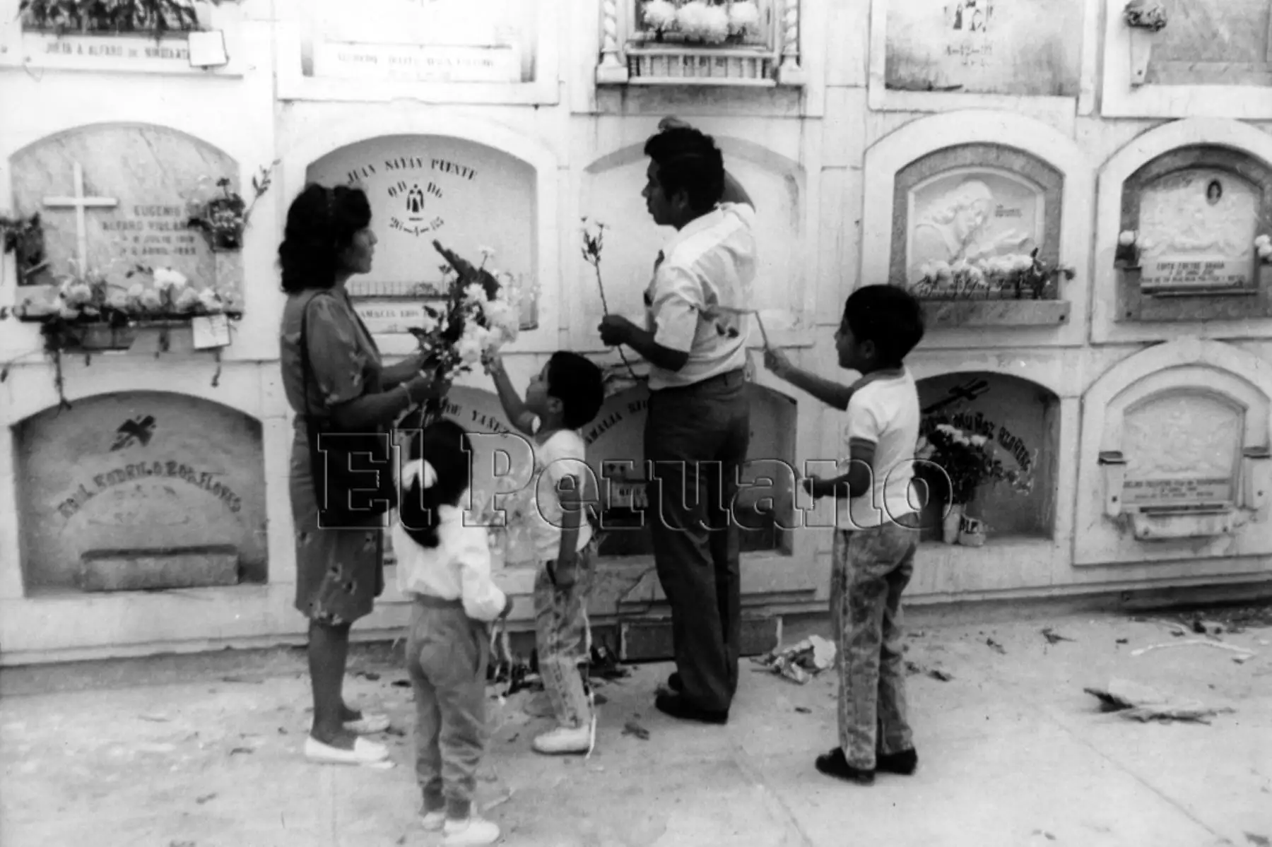 Integrantes de familia de padres e hijos; que visitan cementerio para colocar flores en lápida de tumba en memoria de ser querido en el Día de la Madre.
Foto: Archivo diario El Peruano