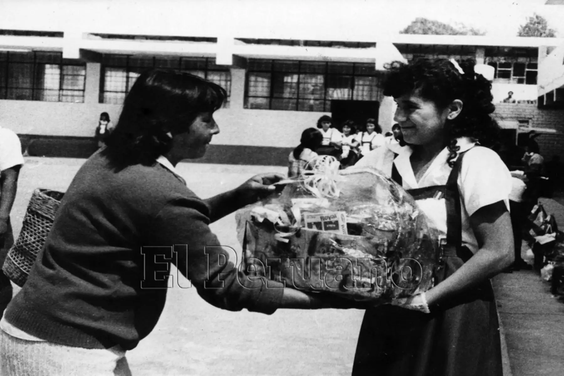 Lima - 9 mayo 1986 / Celebración del Día de la Madre en colegios, previo sorteo en aulas, entrega de canasta de víveres a madres de familia. 
Foto:Archivo diario El Peruano
