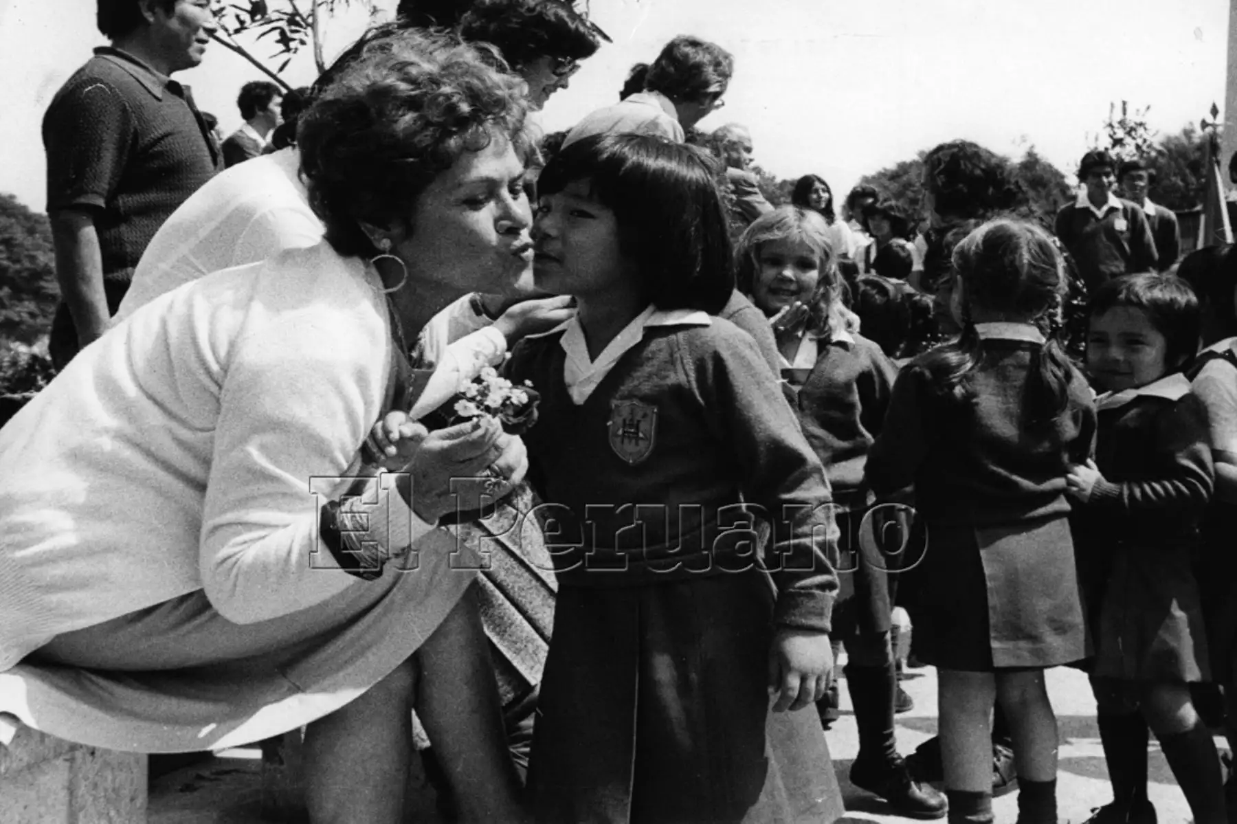 Lima - 9 mayo 1979 / Homenaje en los colegios en el Día de la Madre, niños escolares saludan a madres de familia. 
Foto:Archivo/ diario El Peruano