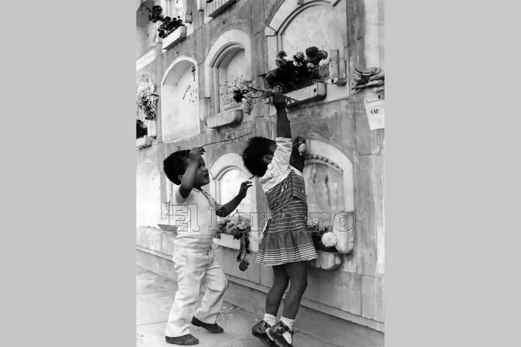 Lima - 13 mayo 1984 / Niños pequeños intentando colocar flores en la lápida de la tumba de su progenitora en el Día de la Madre. 
Foto:Archivo / diario El Peruano