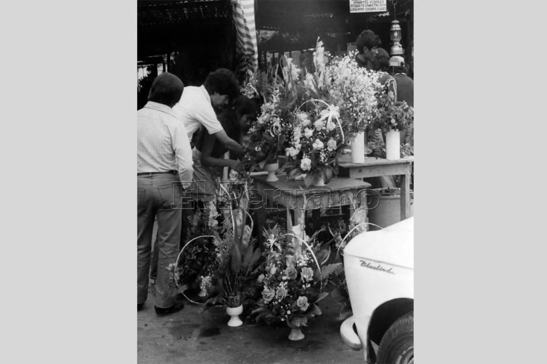 Lima - 8 mayo 1982 / Venta de arreglos florales, flores en el Día de la Madre.
Foto: Archivo / diario El Peruano