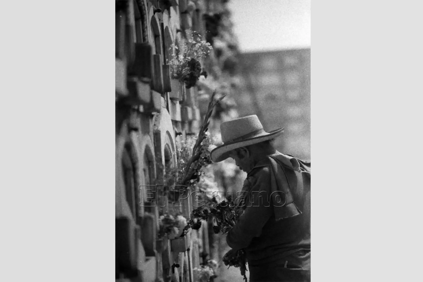 Lima - 11 mayo 1986 / Un hombre de condición humilde lleva un ramo de flores a la tumba de un ser querido como un homenaje silencioso en el Día de la Madre.  
Foto:Archivo diario El Peruano