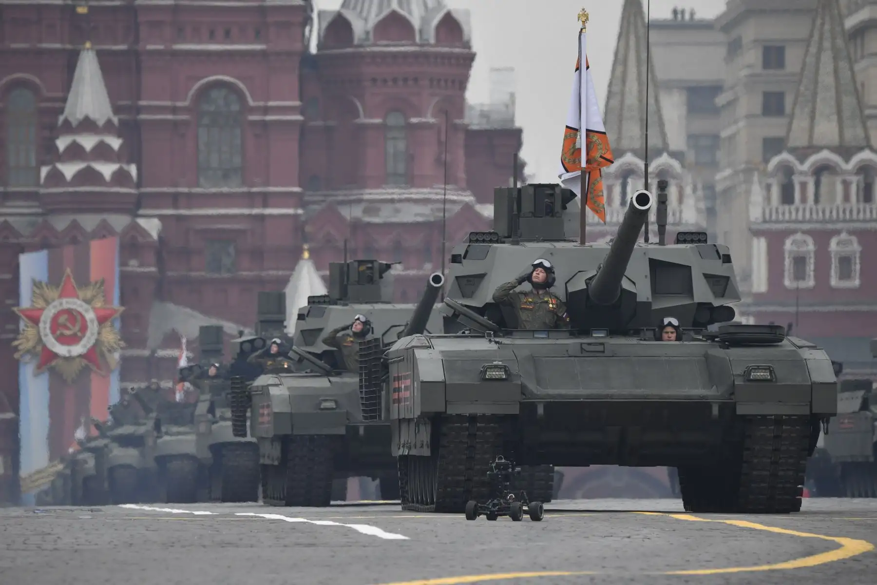 Tanques rusos T-14 Armata pasan por la Plaza Roja durante el desfile militar. Foto: AFP