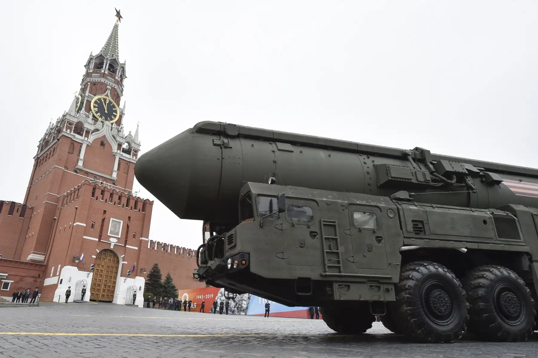 Un sistema de misiles balísticos intercontinentales ruso Yars RS-24 recorre la Plaza Roja durante el desfile militar. Foto: AFP