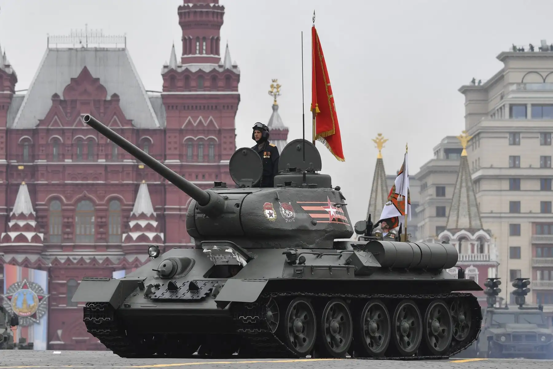 Un tanque soviético T-34 de la Segunda Guerra Mundial atraviesa la Plaza Roja durante el desfile militar. Foto: AFP