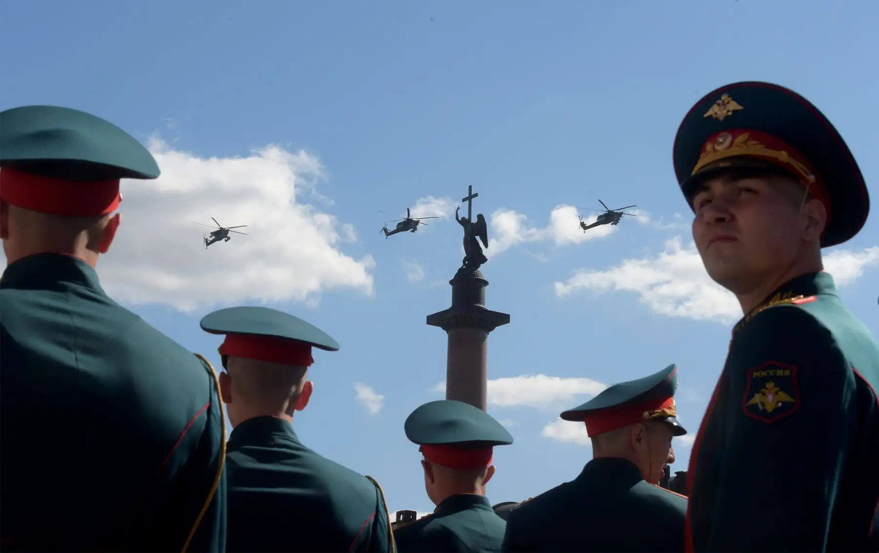 Helicópteros militares vuelan sobre la Plaza Dvortsovaya durante el desfile militar del Día de la Victoria sobre la Alemania. Foto: AFP