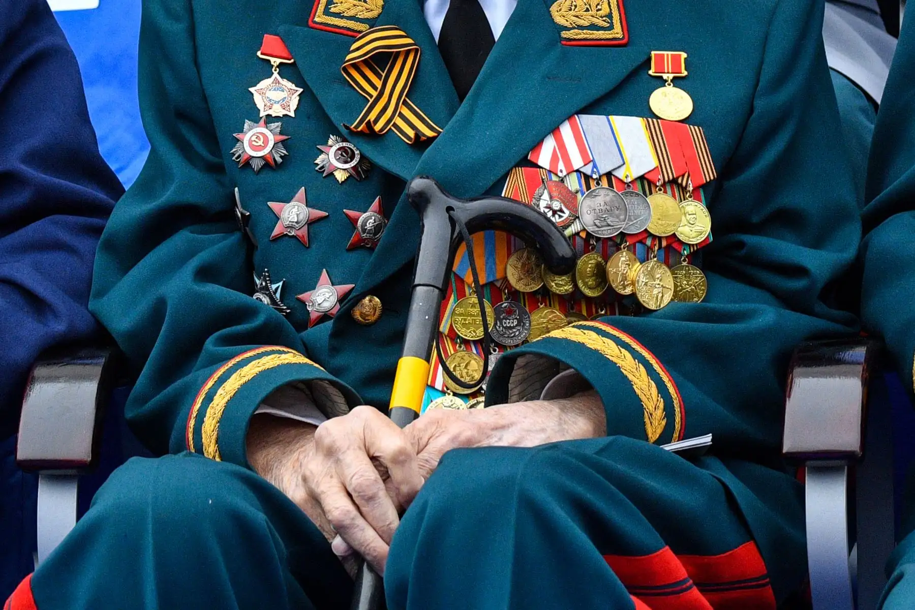 Veteranos esperan ver el desfile militar en Moscú. Foto: AFP