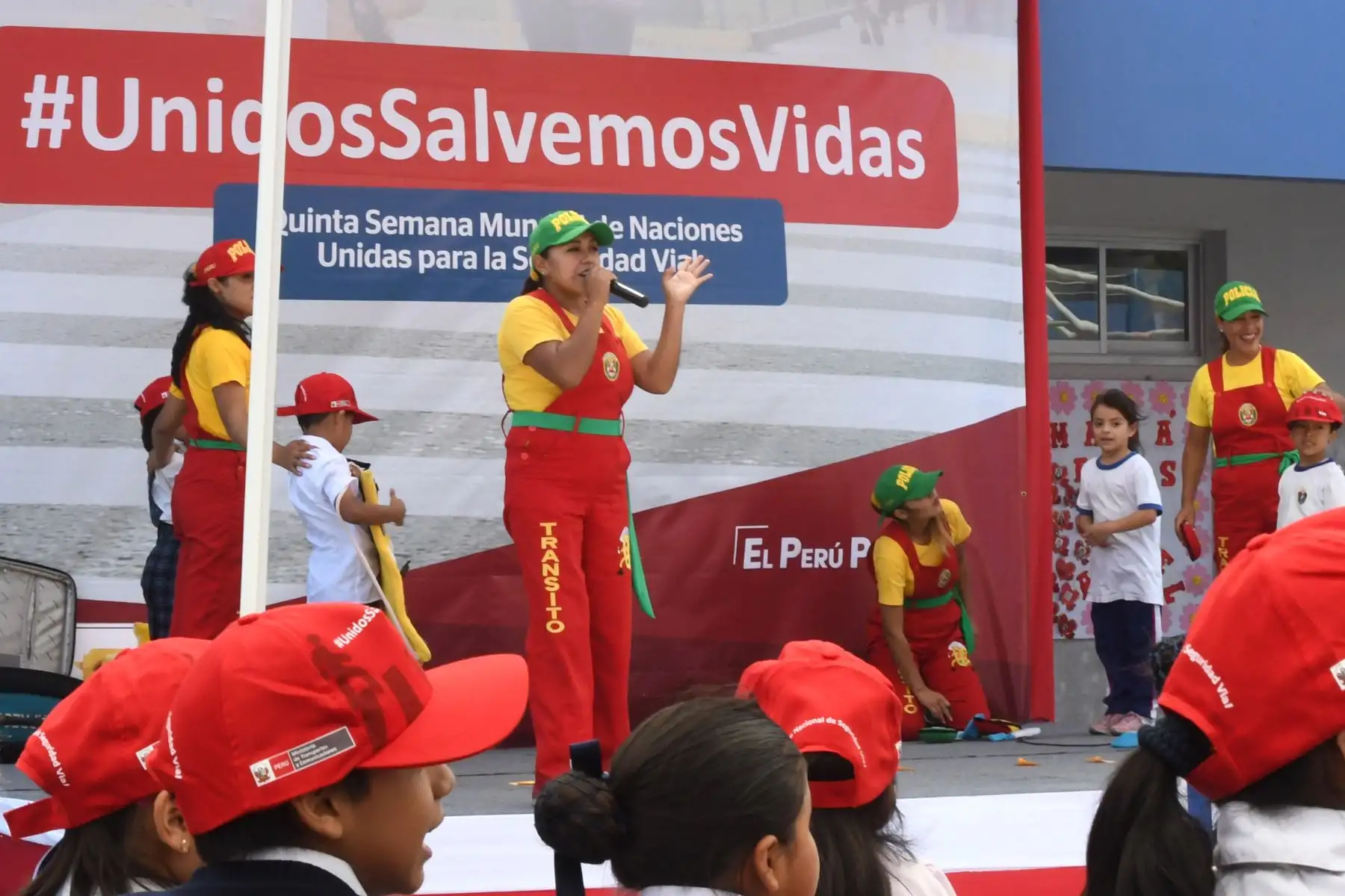 Ministra de Transporte María Jara, visita el colegio Antenor Orrego, de San Juan de Lurigancho, para informar el desarrollo de acciones de sensibilización y capacitación en los alumnos en el marco de Quinta Semana Mundial de las Naciones Unidas para la Seguridad Vial. Foto: ANDINA