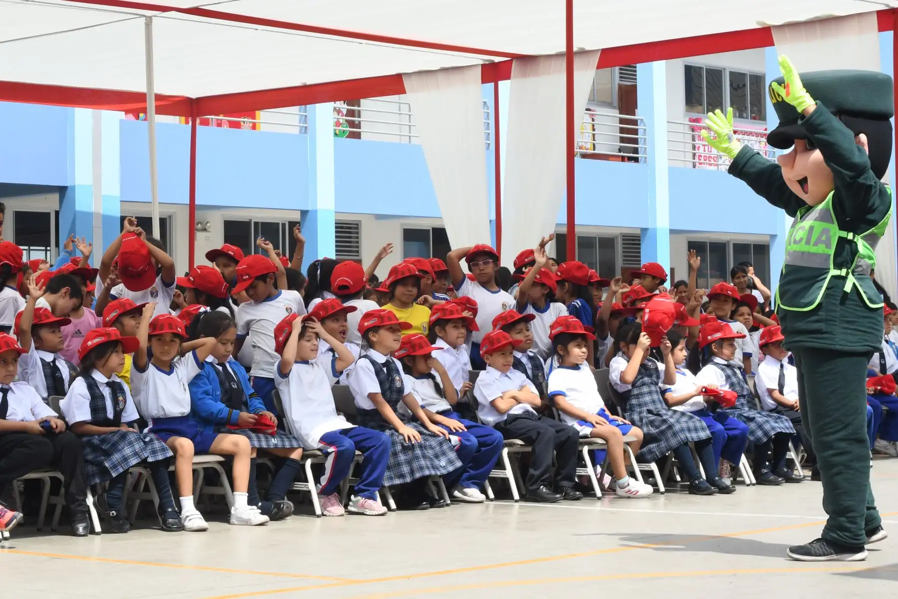 Ministra de Transporte María Jara, visita el colegio Antenor Orrego, de San Juan de Lurigancho, para informar el desarrollo de acciones de sensibilización y capacitación en los alumnos en el marco de Quinta Semana Mundial de las Naciones Unidas para la Seguridad Vial. Foto: ANDINA