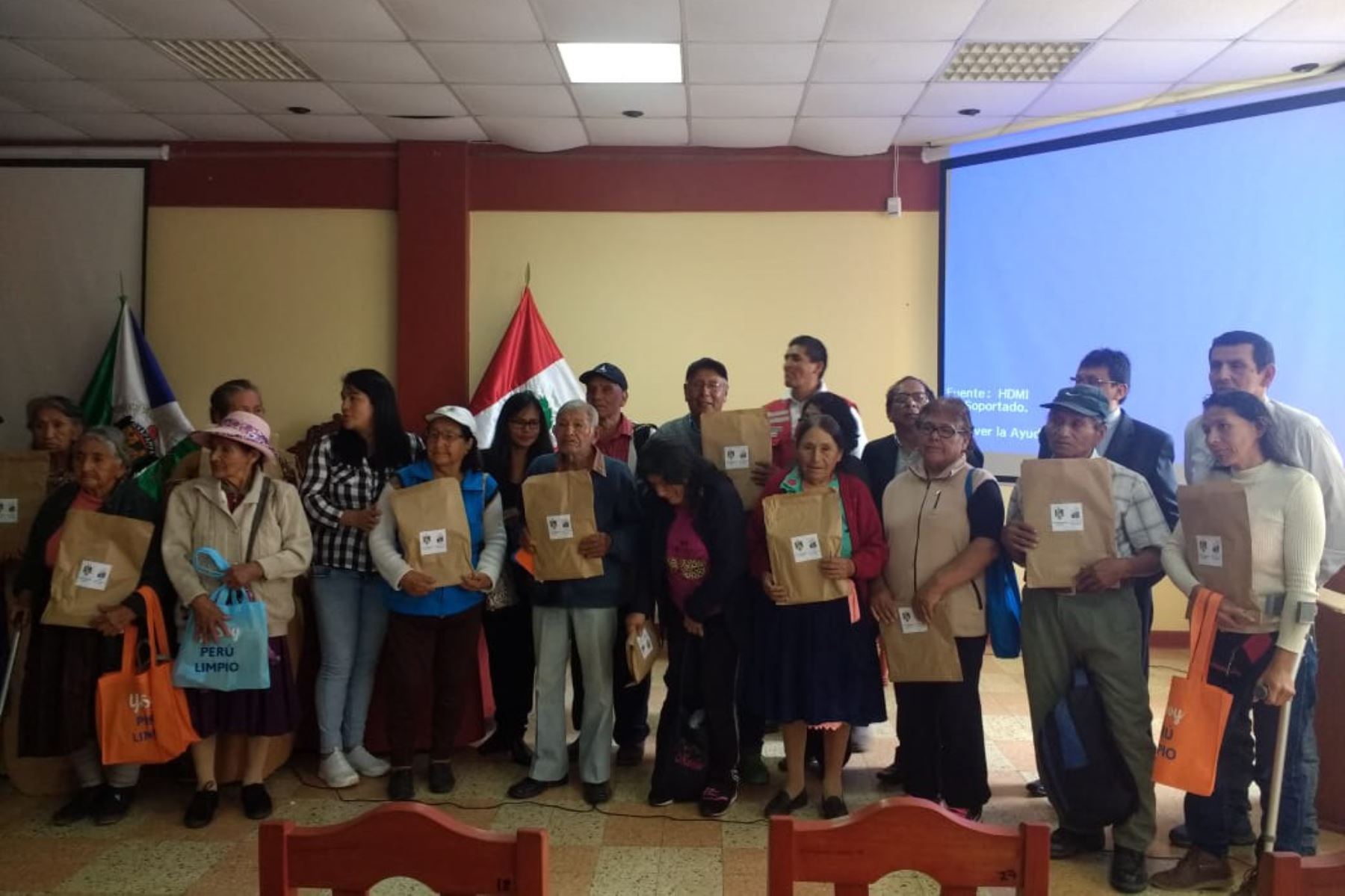 Adultos mayores de Pensión 65 de la provincia de Oxapampa, en Pasco, aprenderán a leer y escribir. ANDINA/Difusión