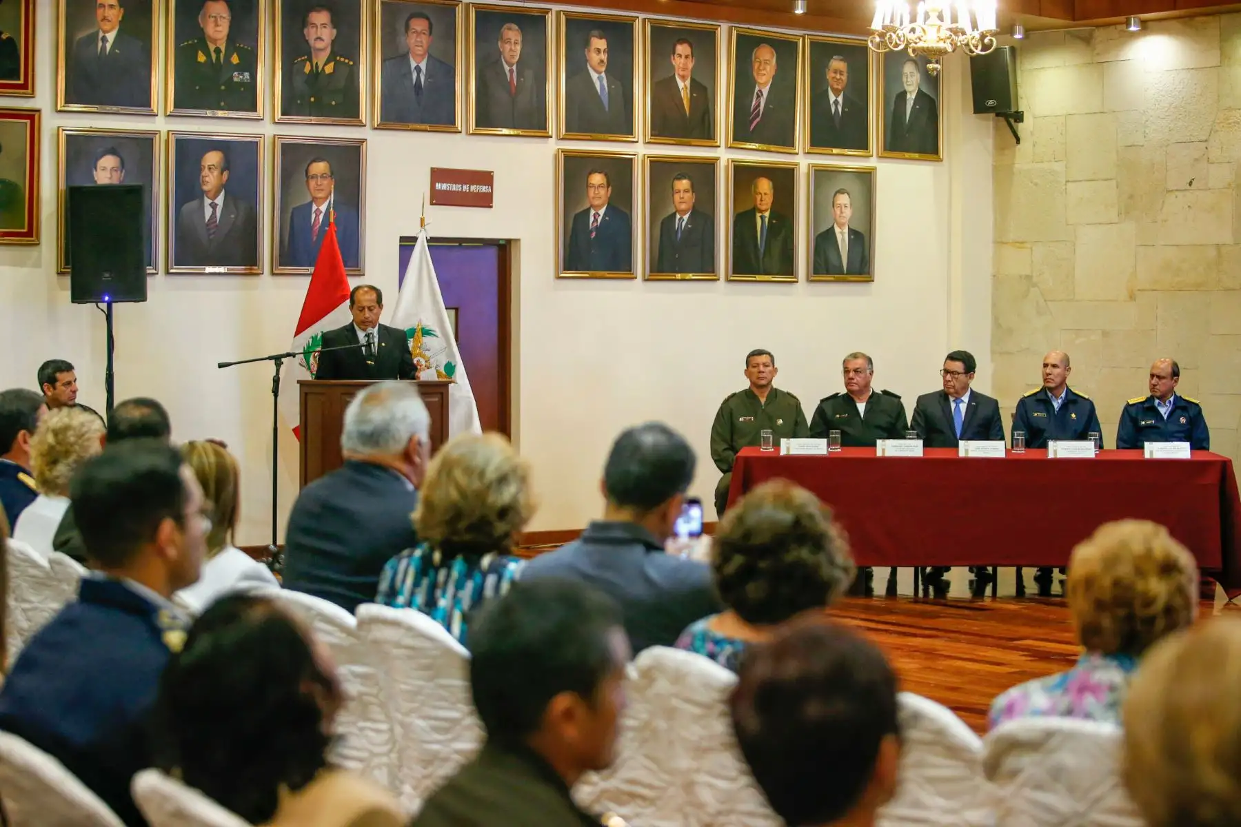 El ministro de Defensa, José Huerta Torres, preside la ceremonia de homenaje a las madres de los héroes de las Fuerzas Armadas, como son los comandos Chavín de Huántar y los combatientes del Alto Cenepa de 1995. Foto: ANDINA/ Nathalie Sayago