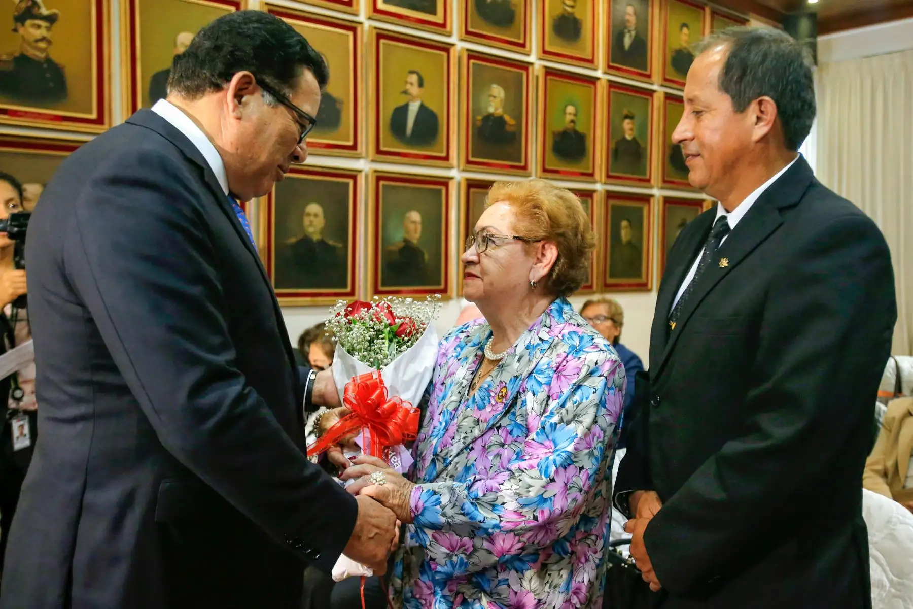 El ministro de Defensa, José Huerta Torres, preside la ceremonia de homenaje a las madres de los héroes de las Fuerzas Armadas, como son los comandos Chavín de Huántar y los combatientes del Alto Cenepa de 1995. Foto: ANDINA/ Nathalie Sayago