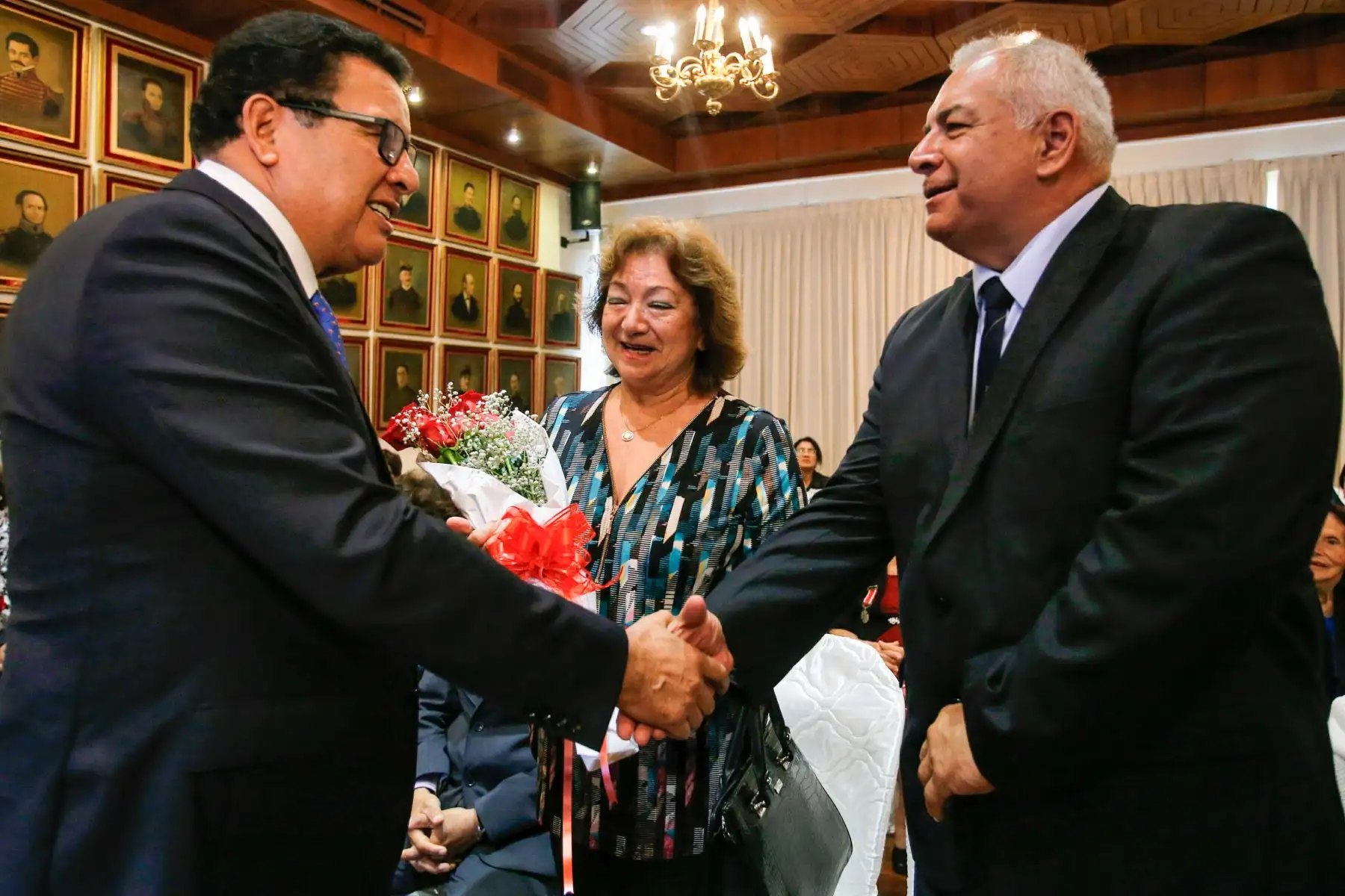 El ministro de Defensa, José Huerta Torres, preside la ceremonia de homenaje a las madres de los héroes de las Fuerzas Armadas, como son los comandos Chavín de Huántar y los combatientes del Alto Cenepa de 1995. Foto: ANDINA/ Nathalie Sayago