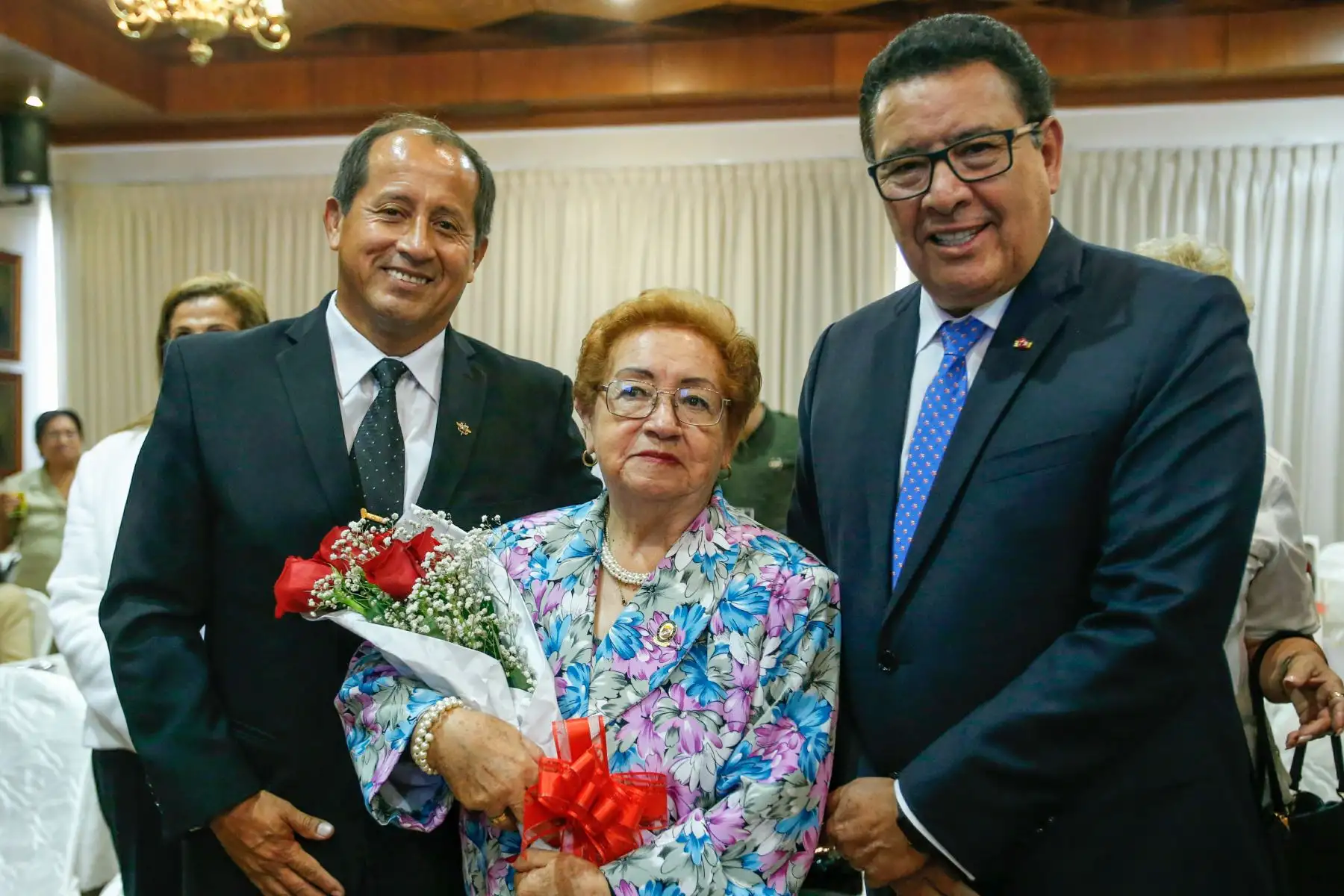 El ministro de Defensa, José Huerta Torres, preside la ceremonia de homenaje a las madres de los héroes de las Fuerzas Armadas, como son los comandos Chavín de Huántar y los combatientes del Alto Cenepa de 1995. Foto: ANDINA/ Nathalie Sayago