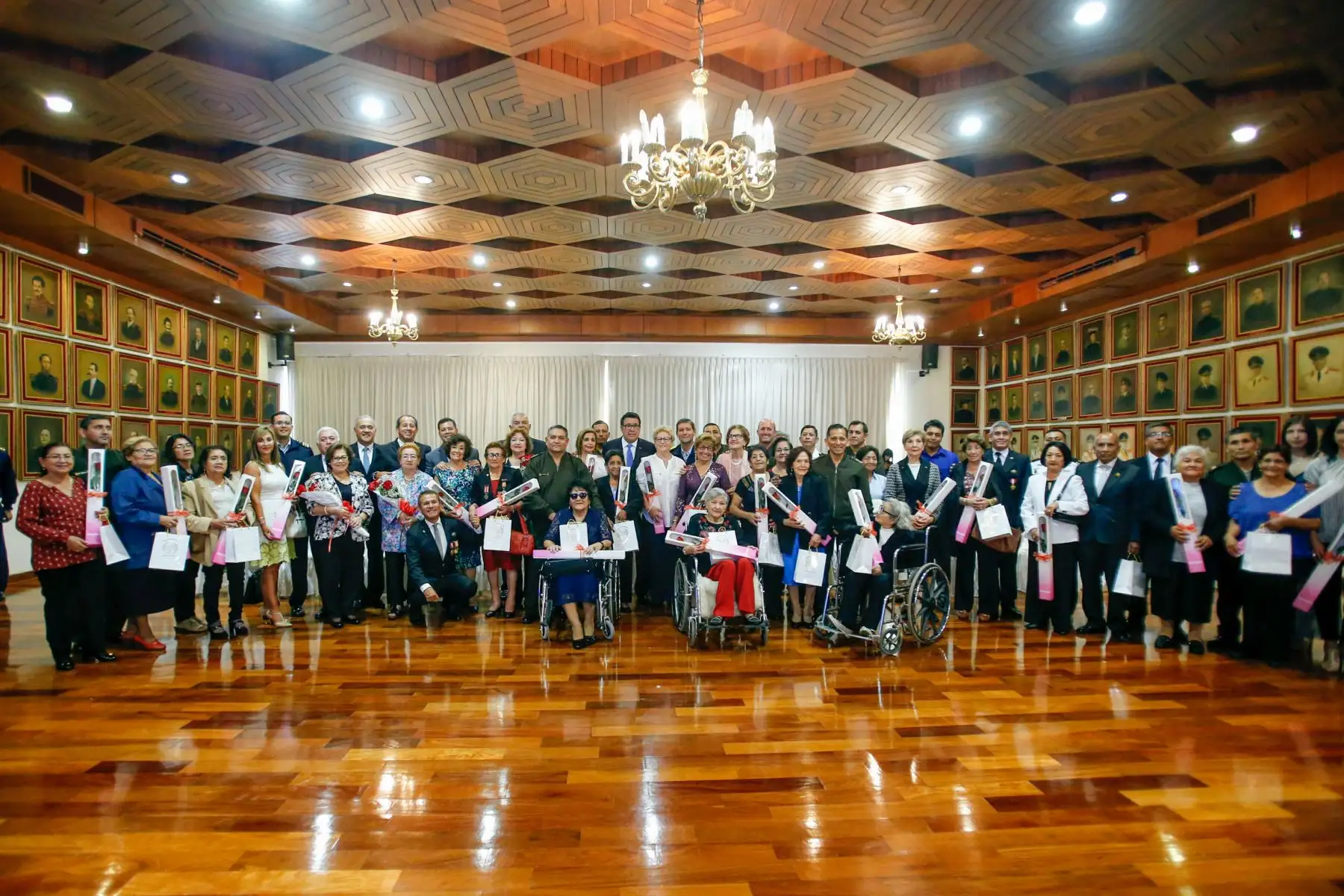 El ministro de Defensa, José Huerta Torres, preside la ceremonia de homenaje a las madres de los héroes de las Fuerzas Armadas, como son los comandos Chavín de Huántar y los combatientes del Alto Cenepa de 1995. Foto: ANDINA/ Nathalie Sayago