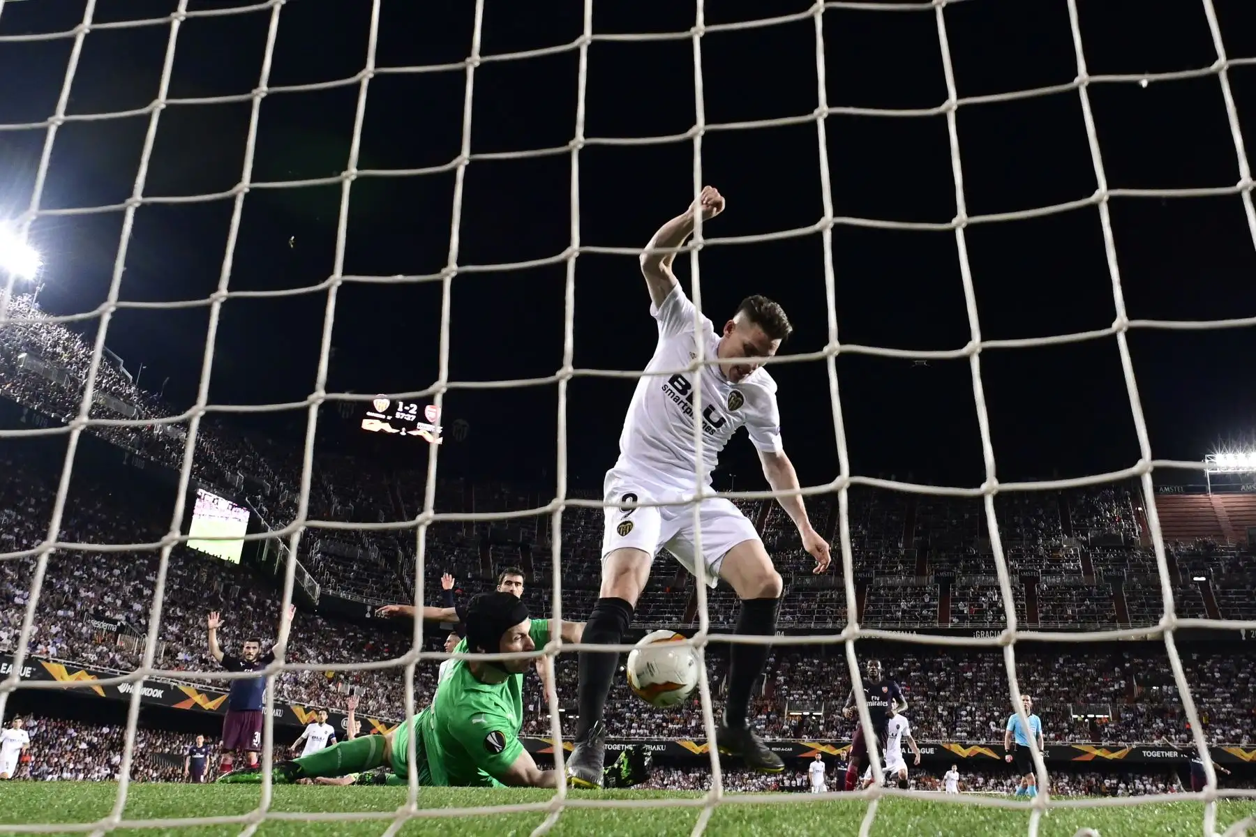 El delantero francés del Valencia, Kevin Gameiro marca un gol ante el portero checo del Arsenal, Petr Cech, durante la semifinal de la UEFA Europa League, partido de fútbol de ida entre el Valencia CF y el Arsenal FC en el estadio de Mestalla en Valencia.Foto:AFP