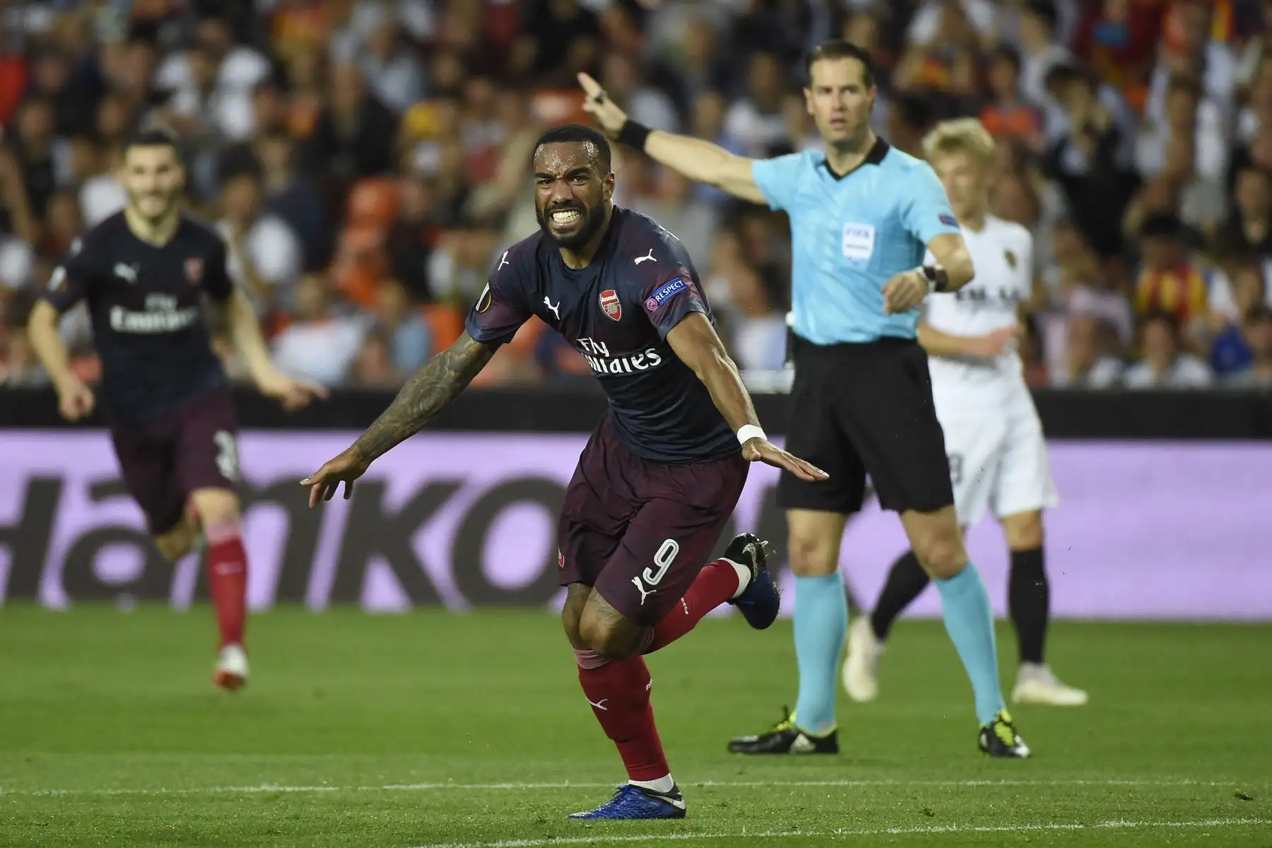 El delantero francés del Arsenal Alexandre Lacazette celebra después de marcar un gol durante el partido de fútbol de la segunda fase de la UEFA Europa League entre el Valencia CF y el Arsenal FC en el estadio de Mestalla en Valencia.Foto:AFP