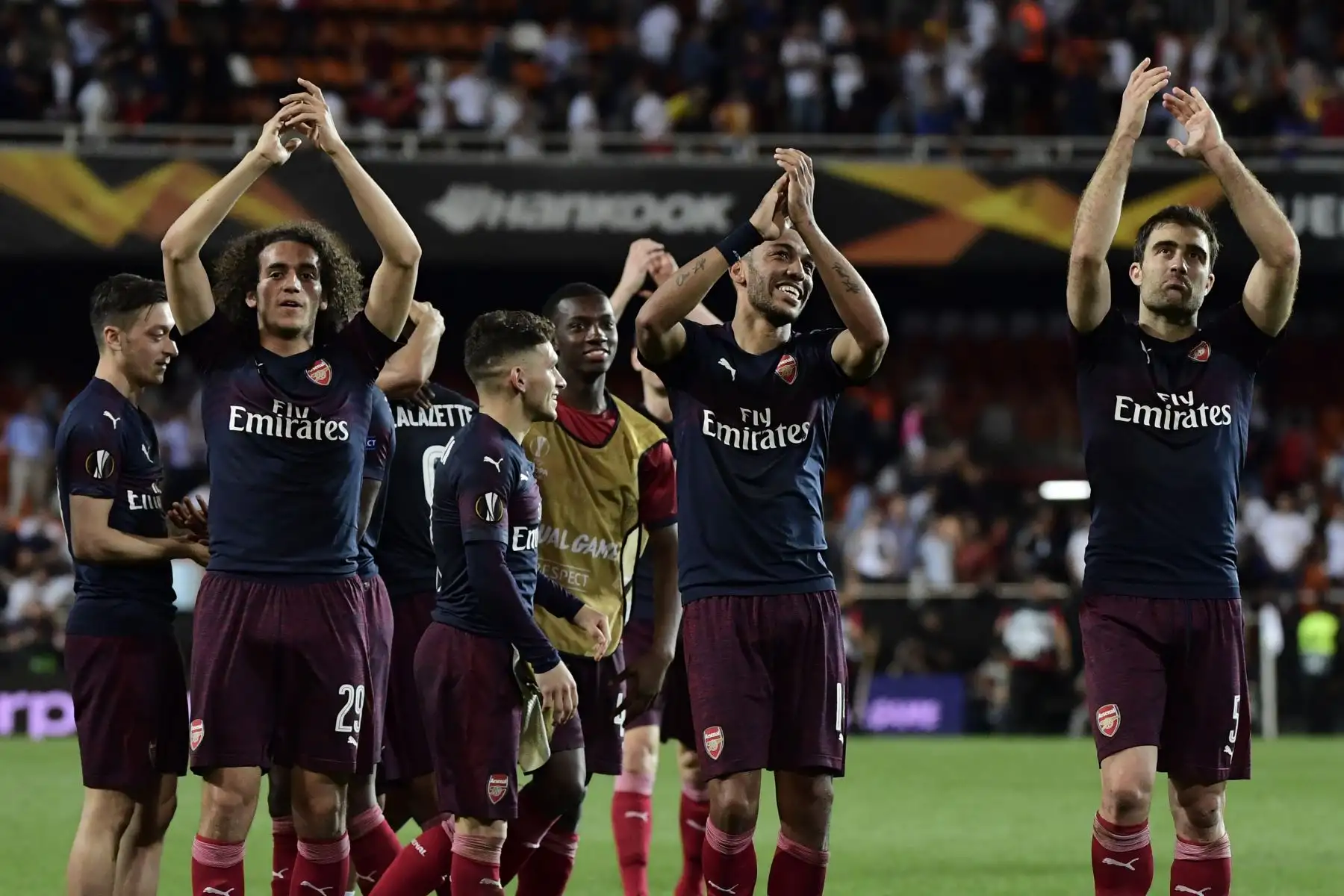 Los jugadores del Arsenal celebran al final de la semifinal de la UEFA Europa League, partido de fútbol de la segunda etapa entre el Valencia CF y el Arsenal FC en el estadio de Mestalla en Valencia. Foto:AFP