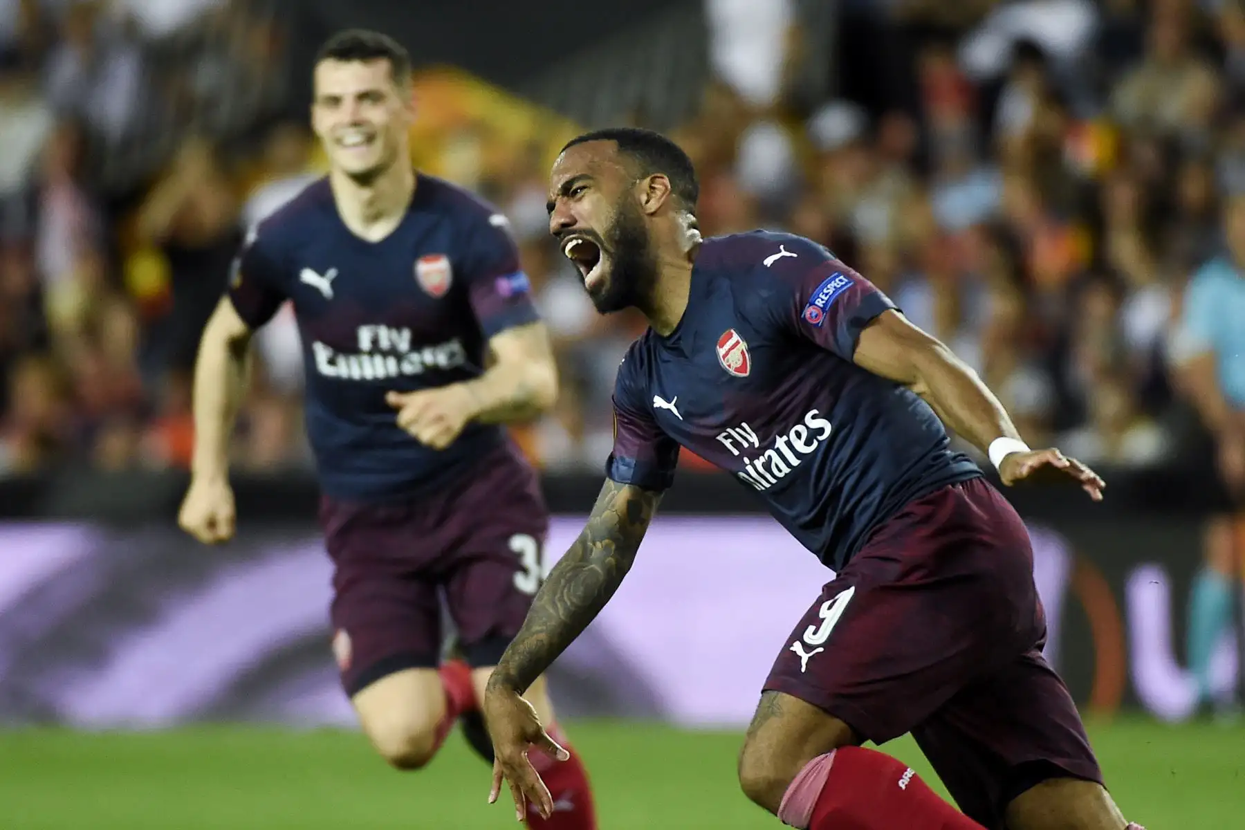 El delantero francés del Arsenal Alexandre Lacazette celebra después de marcar un gol durante el partido de fútbol de la segunda fase de la UEFA Europa League entre el Valencia CF y el Arsenal FC en el estadio de Mestalla en Valencia. Foto:AFP