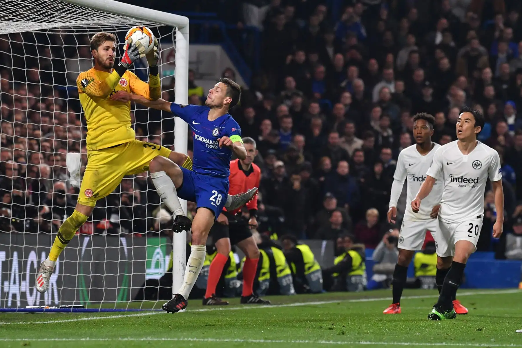 El portero alemán de Frankfurt, Kevin Trapp , atrapa el balón antes de que el defensa español del Chelsea César Azpilicueta  se lleve el balón a la red, pero el árbitro no permite el gol durante la semifinal de la UEFA Europa League, partido de fútbol de la segunda etapa entre el Chelsea y el Eintracht Frankfurt. en el puente de Stamford en Londres.Foto:AFP