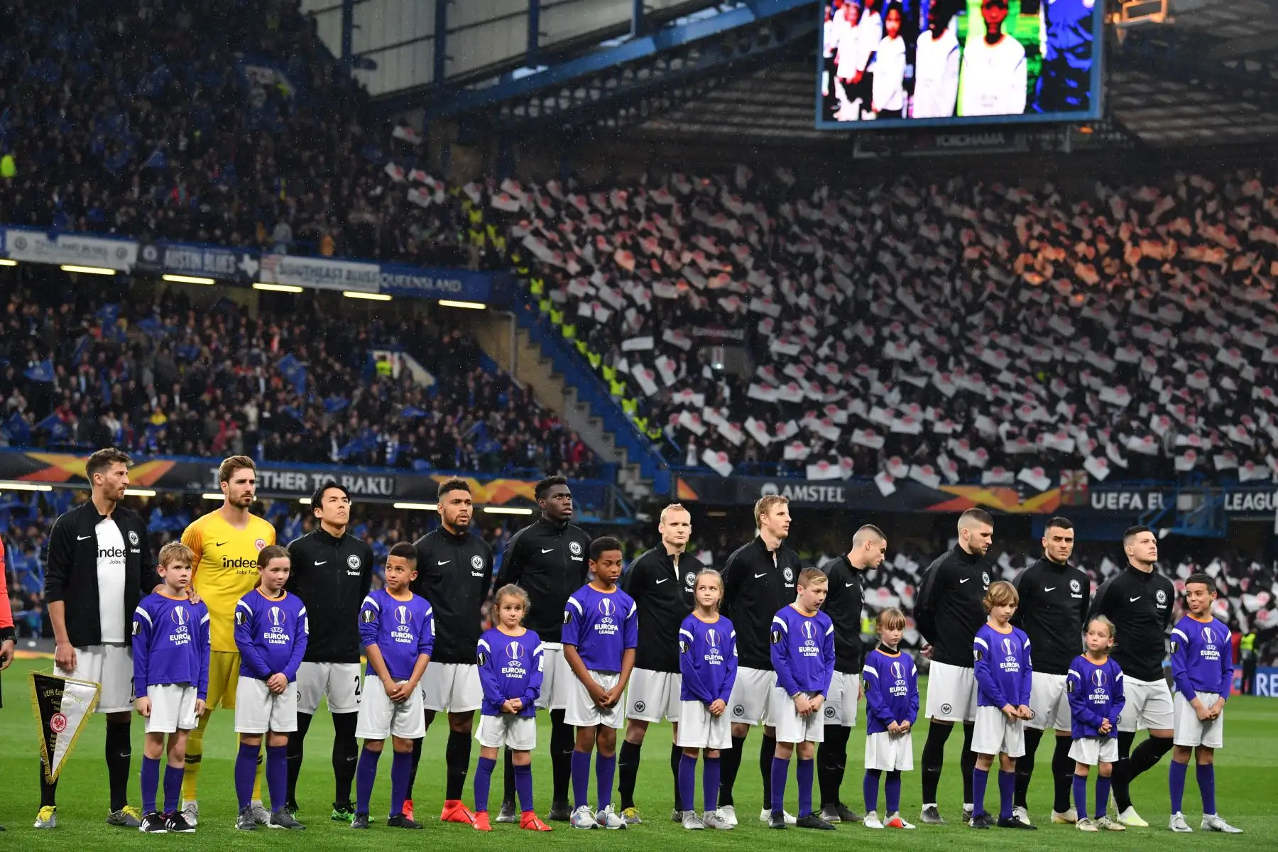 Los jugadores del Eintracht Frankfurt se enfrentan a la semifinal de la UEFA Europa League en el partido de fútbol de la segunda etapa entre el Chelsea y el Eintracht Frankfurt en el Stamford Bridge de Londres.FotoAFP