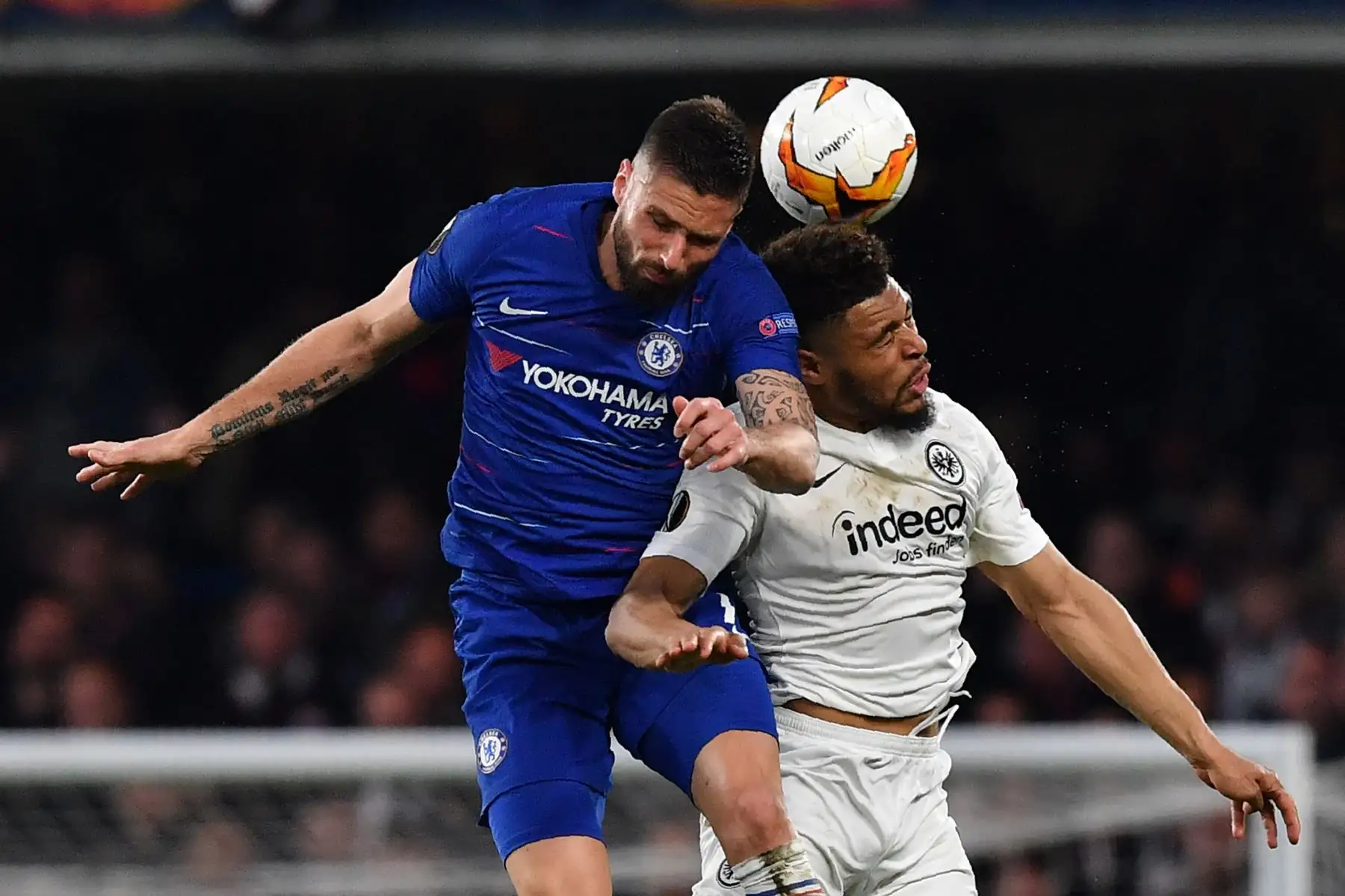 El delantero francés del Chelsea Olivier Giroud compite con Eintr. El defensor francés de Francfort, Simon Falette, durante el partido de fútbol de la segunda fase de la UEFA Europa League entre Chelsea y Eintracht Frankfurt en Stamford Bridge en Londres.Foto:AFP