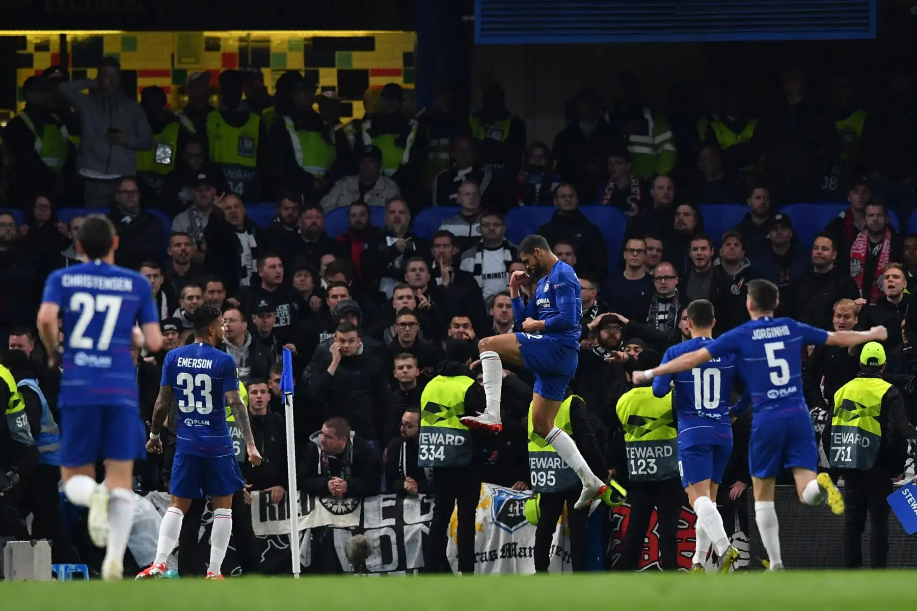 El mediocampista inglés del Chelsea Ruben Loftus-Cheek celebra después de marcar el primer gol del equipo en la semifinal de la UEFA Europa League, partido de fútbol entre Chelsea y Eintracht Frankfurt en Stamford Bridge en Londres.Foto:AFP