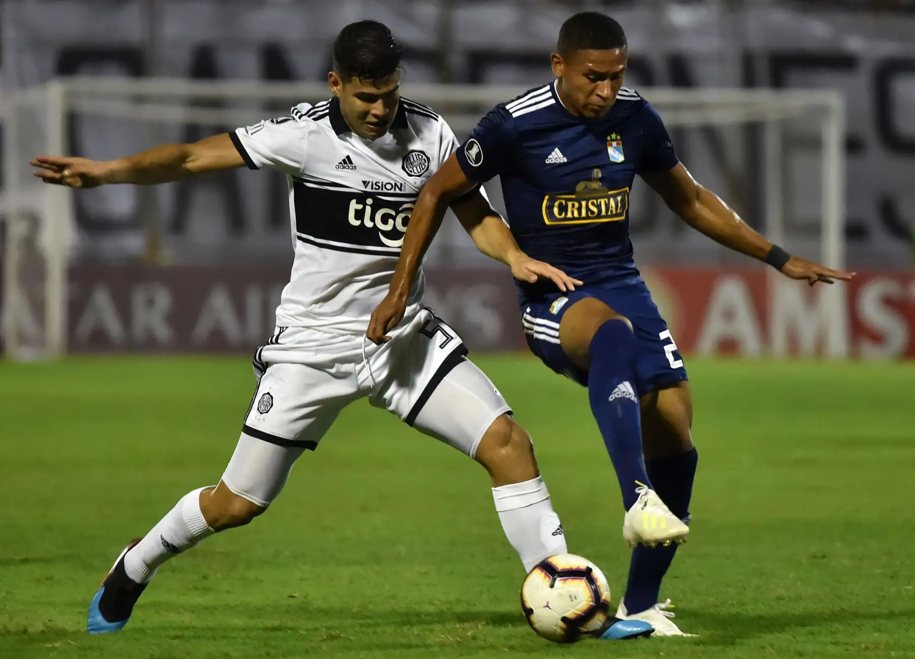 El jugador de Sporting Cristal, Fernando Pacheco, compite por el balón con el colombiano Olimpia colombiano Jorge Arias durante su partido de fútbol de la Copa Libertadores en el estadio Manuel Ferreira en Asunción.Foto:AFP