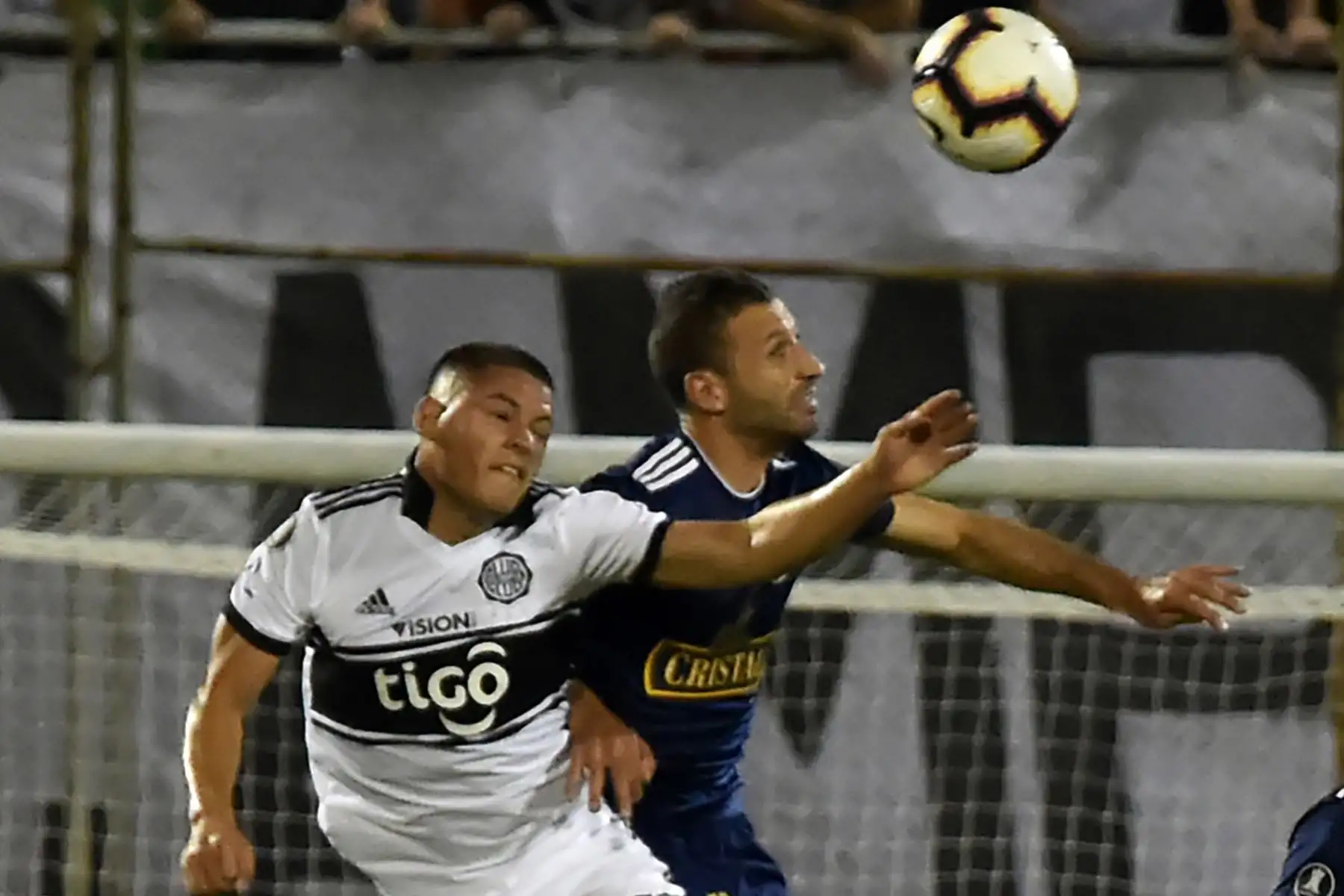 El jugador peruano de Sporting Cristal Edison Chavez compite por el balón con el jugador paraguayo Olimpia Richard Sánchez durante el partido de fútbol por la Copa Libertadores en el estadio Manuel Ferreira en Asunción, Paraguay.Foto:AFP