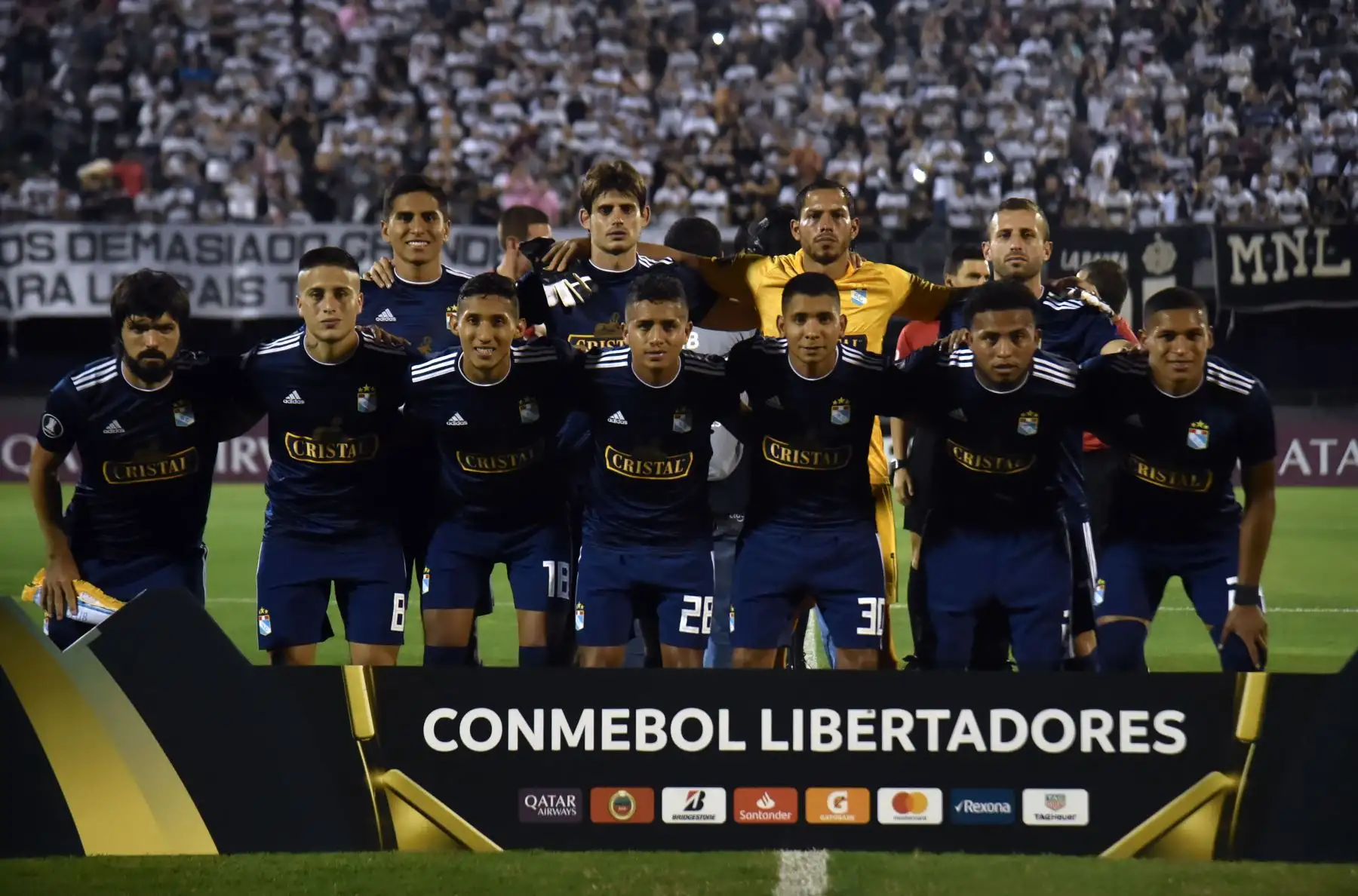 El equipo peruano de Sporting Cristal posa antes de su partido de fútbol Copa Libertadores contra Olimpia de Paraguay en el estadio Manuel Ferreira en Asunción, Paraguay.Foto:AFP