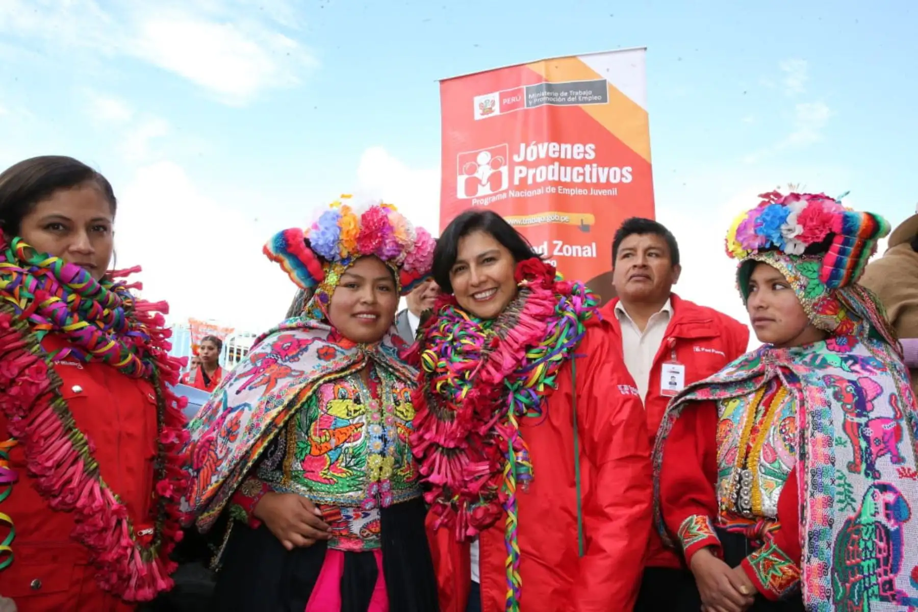 La ministra de Trabajo y Promoción del Empleo (MTPE), Sylvia Cáceres, participó en la graduación de 145 jóvenes en Puno.