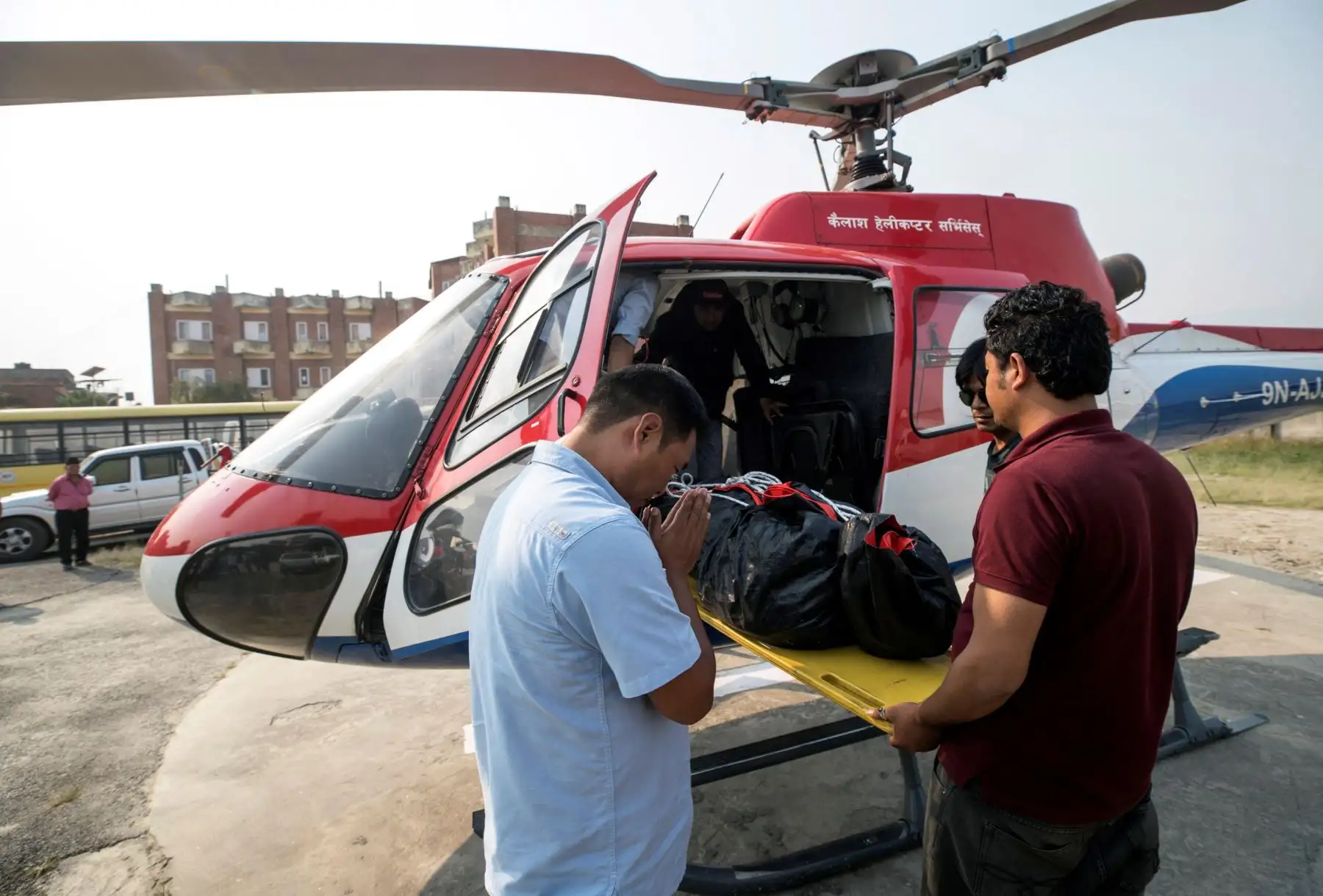 Varios hombres transportan el cuerpo de Richard Hidalgo, desde el helicóptero hasta un hospital de Katmandú (Nepal). Foto: EFE