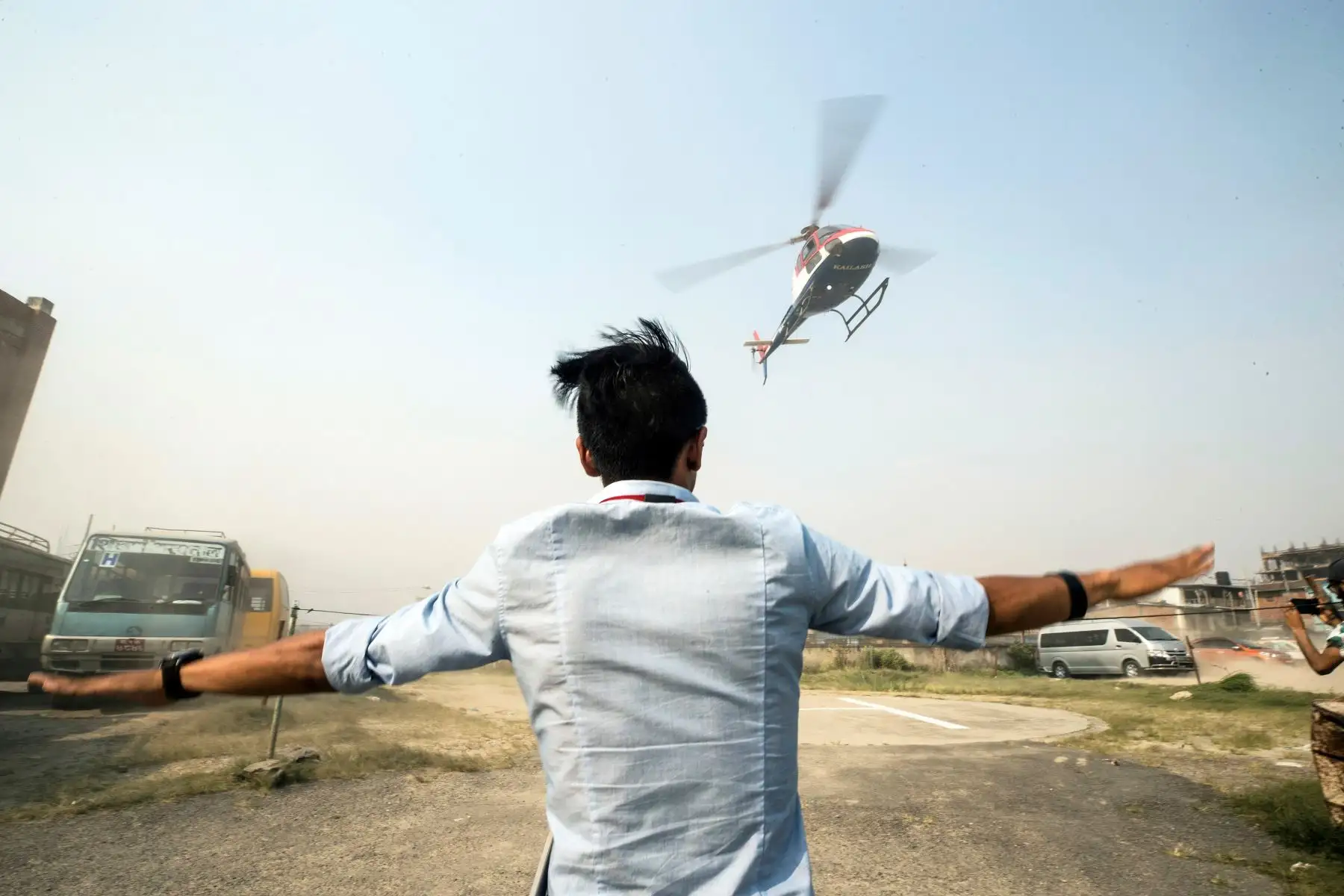 Varios hombres transportan el cuerpo de Richard Hidalgo, desde el helicóptero hasta un hospital de Katmandú (Nepal). Foto: EFE
