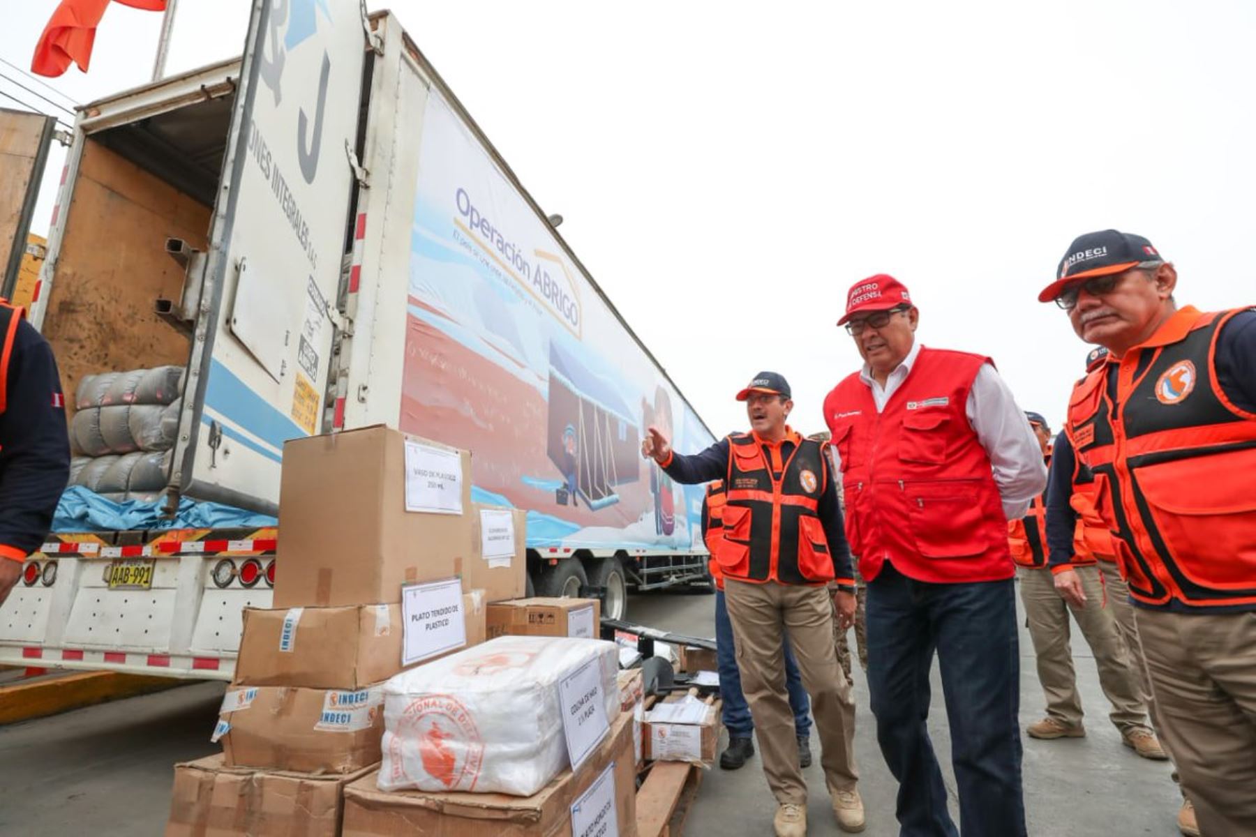 Ministro de Defensa, José Huerta, supervisa traslado de ayuda humanitaria a regiones para atender emergencias por bajas temperaturas.