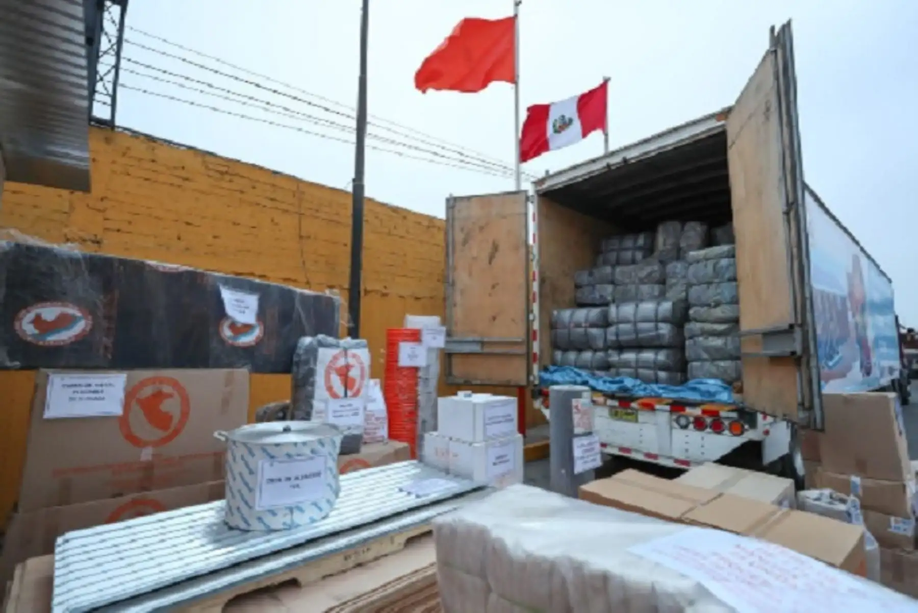 Los ministros de la Mujer y Poblaciones Vulnerables (Mimp), Gloria Montenegro, y de Defensa, José Huerta, supervisan en el distrito de Yauli, en la región Huancavelica, la entrega de kits de abrigos, así como módulos de vivienda, cobertizos, provisión de vacunas, módulos escolares acondicionados ante el frío, entre otro tipo de ayuda estatal ante las bajas temperaturas.