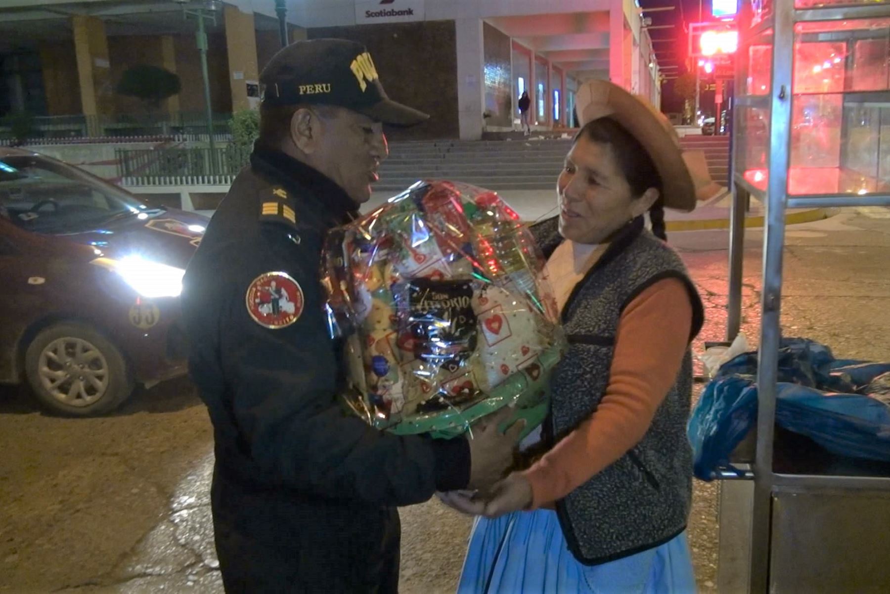 Policía sorprende a madres trabajadoras de Huancayo y les regala canastas.
