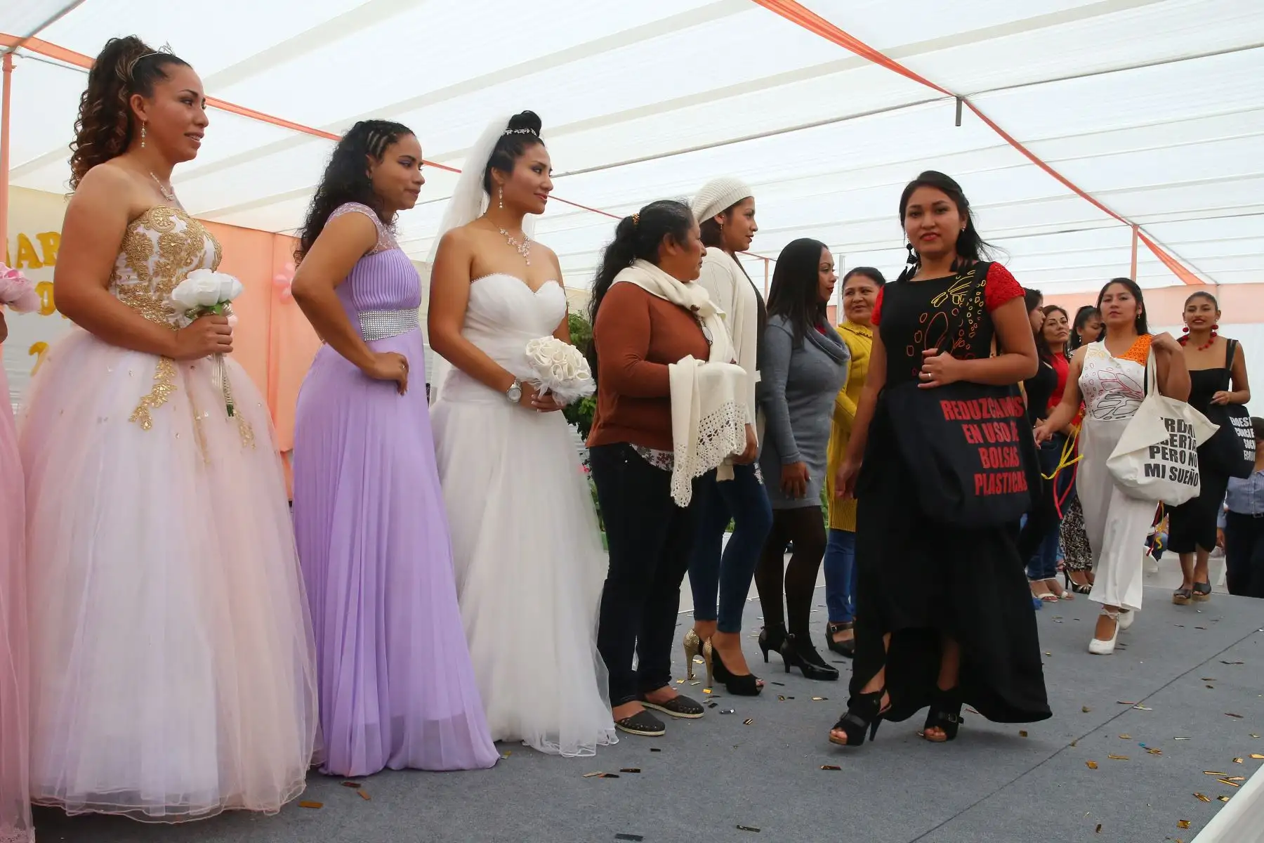 El ministro de Justicia, Vicente Zeballos, el presidente del INPE, Carlos Romero, asisten a la actividad Warmipa Soncco 2019 “Corazón de Madre” en el establecimiento penitenciario Mujeres de Chorrillos con ocasión del Día de la Madre. Foto: ANDINA/ Vidal Tarqui.Foto: ANDINA/Vidal Tarqui