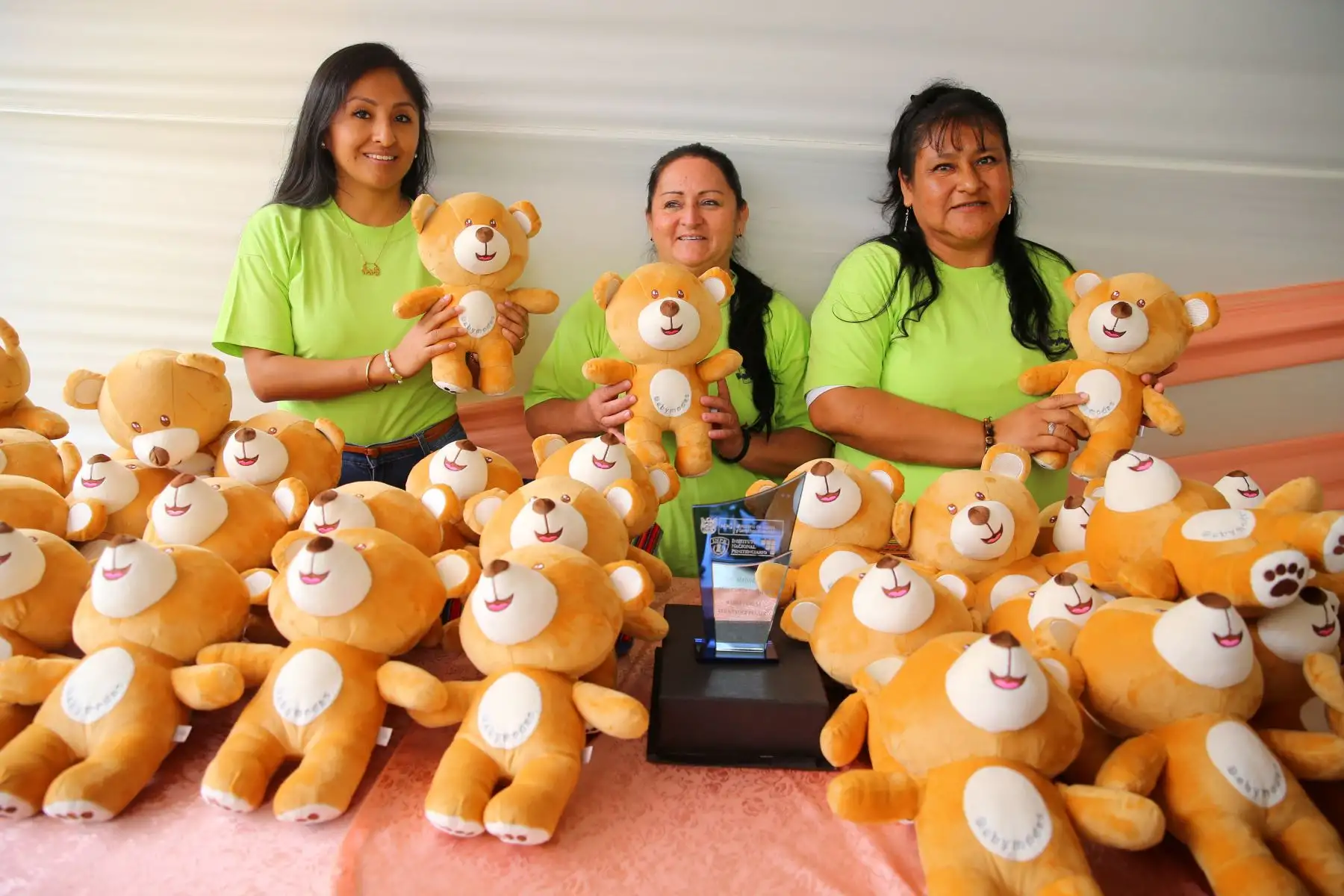 El ministro de Justicia, Vicente Zeballos, el presidente del INPE, Carlos Romero, asisten a la actividad Warmipa Soncco 2019 “Corazón de Madre” en el establecimiento penitenciario Mujeres de Chorrillos con ocasión del Día de la Madre. Foto: ANDINA/ Vidal Tarqui.Foto: ANDINA/Vidal Tarqui
