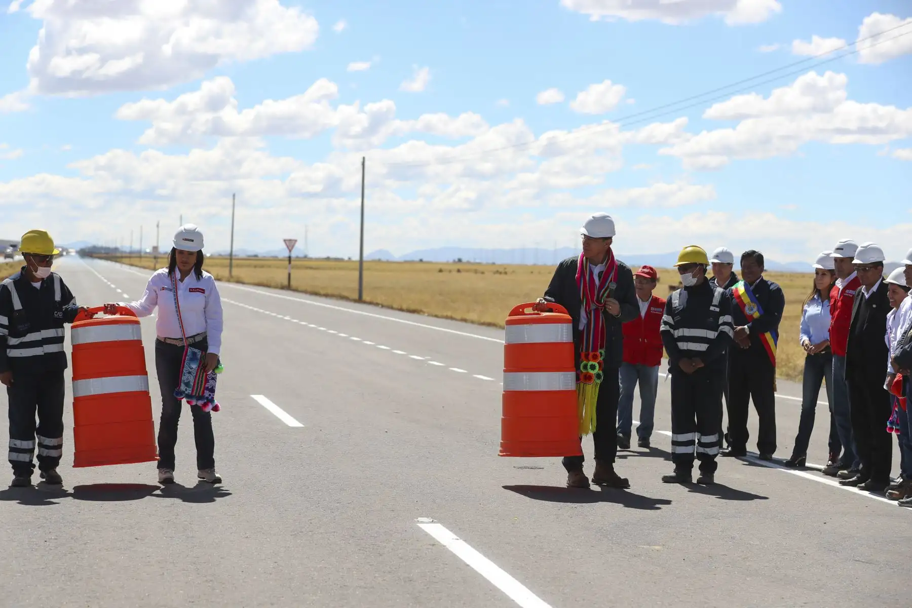 Presidente Vizcarra supervisó la puesta en servicio de 19.05 kilómetros de la segunda calzada de la autopista Puno–Juliaca. El tramo, que forma parte de los 48.8 kilómetros de la autopista, está ubicado entre los distritos de Caracoto y Paucarcolla, en las provincias de San Román y Puno. Foto: ANDINA/ Prensa Presidencia