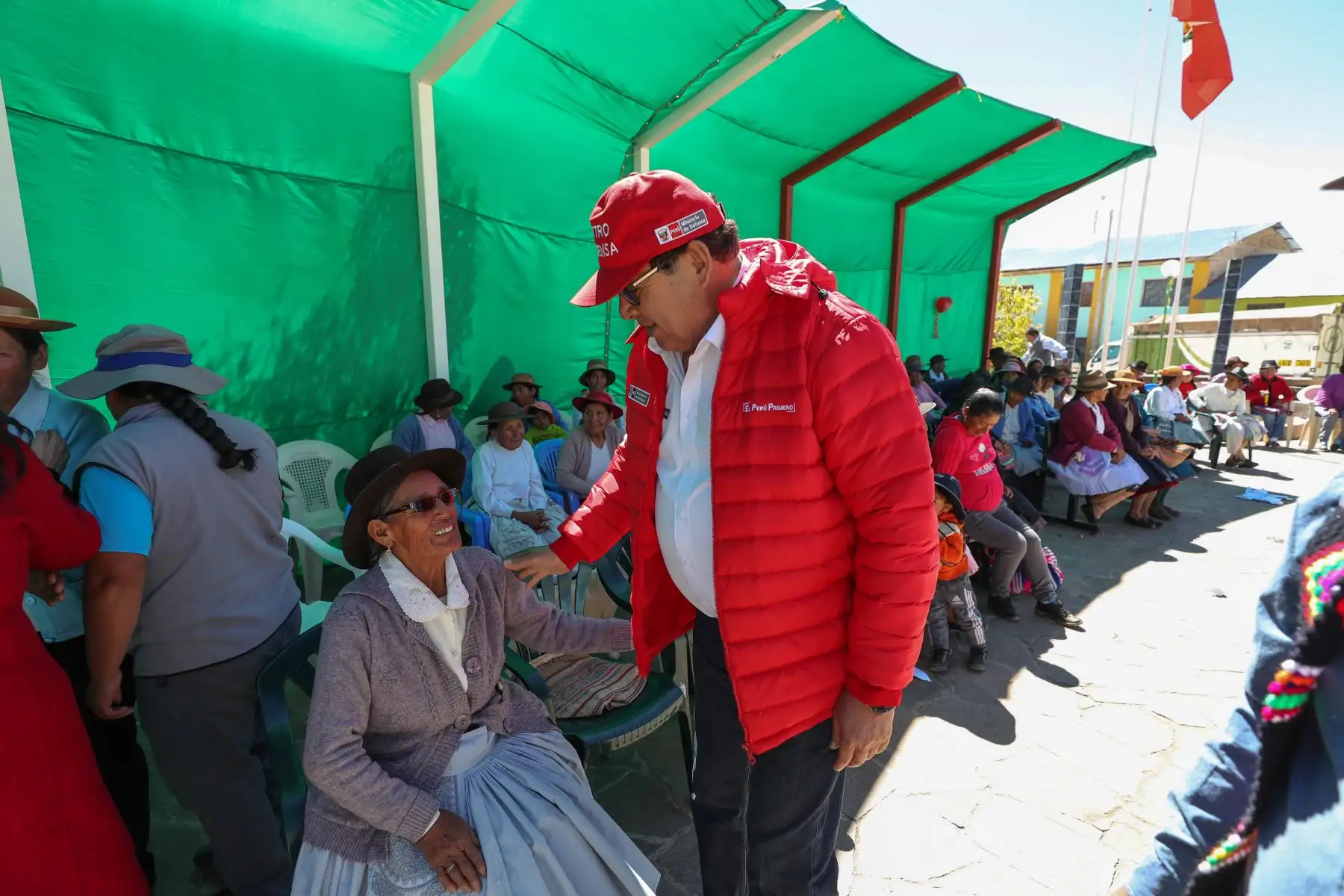 Ministro de Defensa José Huerta y la Ministra de la Mujer Gloria Montenegro dan inicio al  lanzamiento del Plan Multisectorial ante Heladas y Friaje 2019 en el centro poblado de Vista Alegre en Huancavelica. Foto: ANDINA/ MINDEF