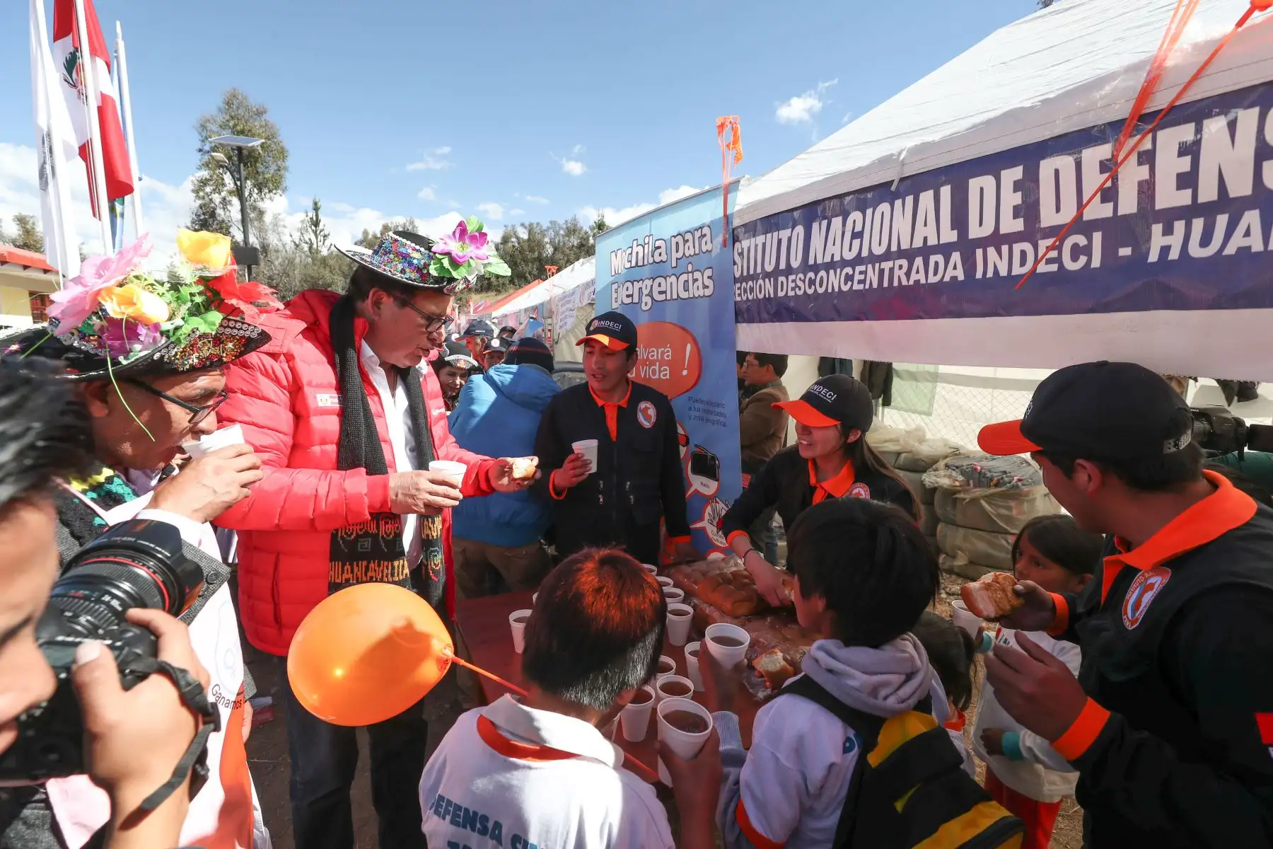 Ministro de Defensa José Huerta y la Ministra de la Mujer Gloria Montenegro dan inicio al  lanzamiento del Plan Multisectorial ante Heladas y Friaje 2019 en el centro poblado de Vista Alegre en Huancavelica. Foto: ANDINA/ MINDEF