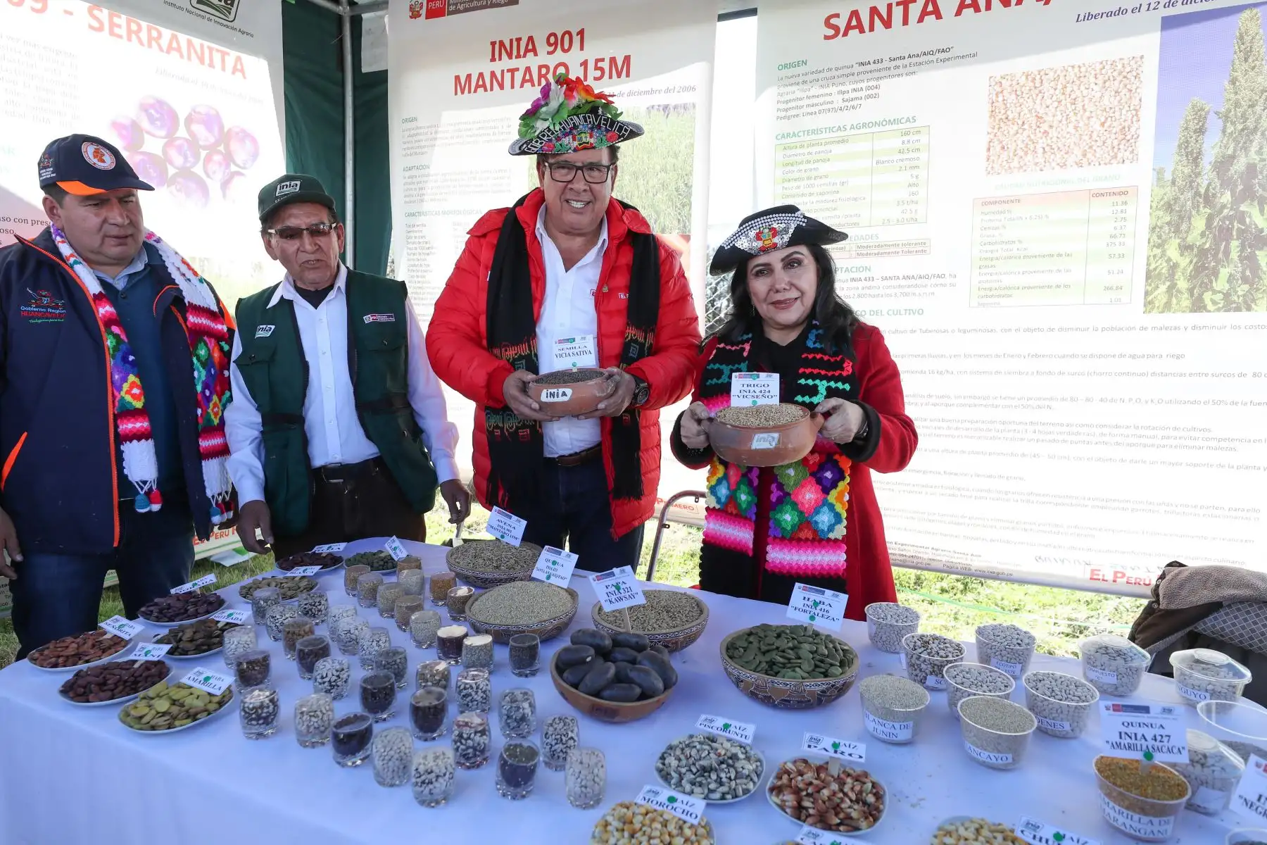 Ministro de Defensa José Huerta y la Ministra de la Mujer Gloria Montenegro dan inicio al  lanzamiento del Plan Multisectorial ante Heladas y Friaje 2019 en el centro poblado de Vista Alegre en Huancavelica. Foto: ANDINA/ MINDEF