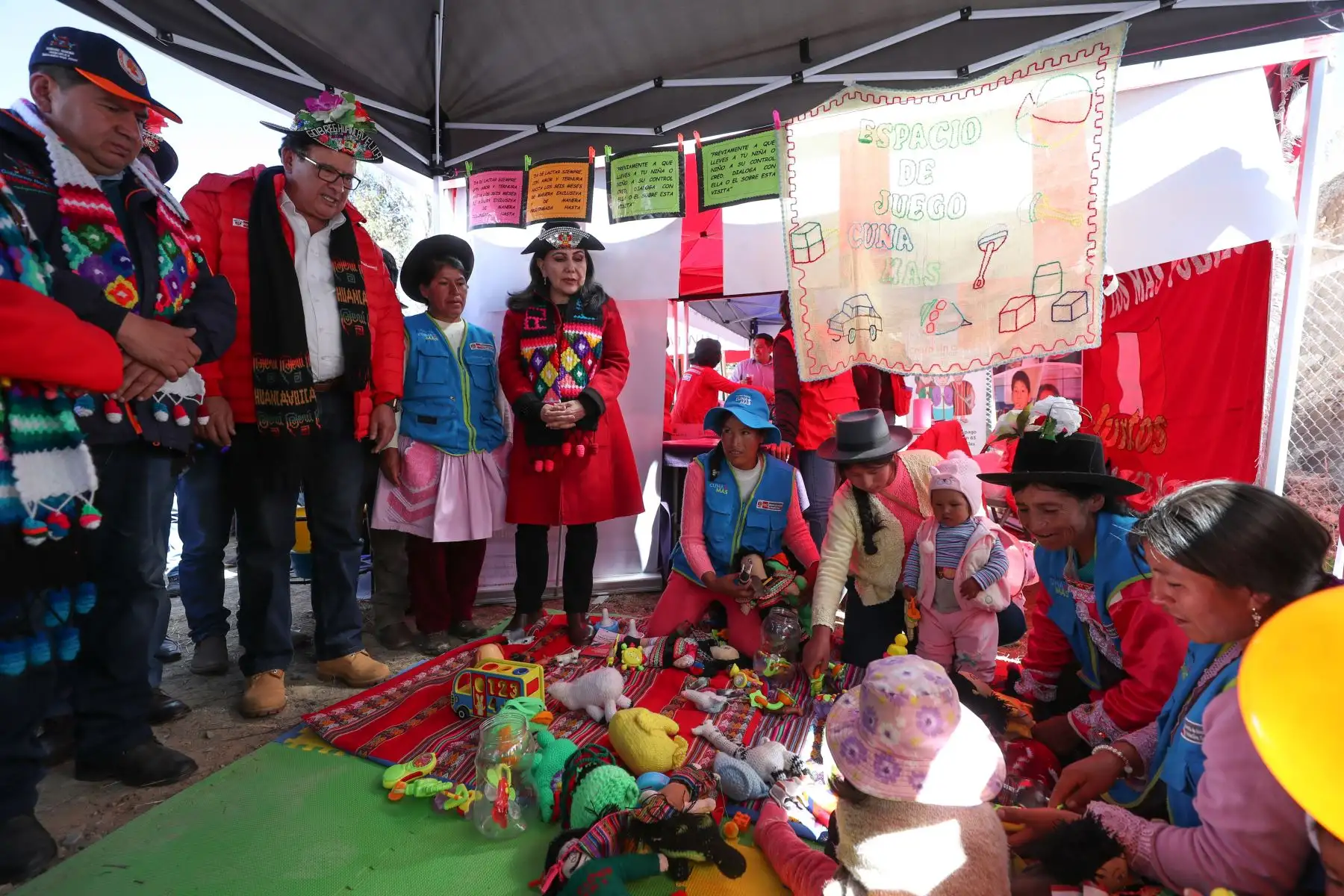 Ministro de Defensa José Huerta y la Ministra de la Mujer Gloria Montenegro dan inicio al  lanzamiento del Plan Multisectorial ante Heladas y Friaje 2019 en el centro poblado de Vista Alegre en Huancavelica. Foto: ANDINA/ MINDEF