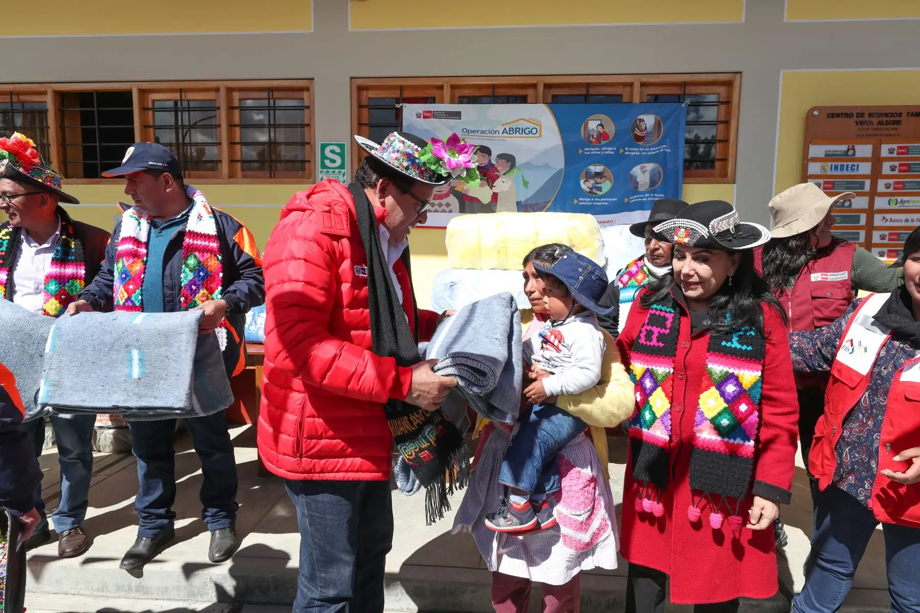 Ministro de Defensa José Huerta y la Ministra de la Mujer Gloria Montenegro dan inicio al  lanzamiento del Plan Multisectorial ante Heladas y Friaje 2019 en el centro poblado de Vista Alegre en Huancavelica. Foto: ANDINA/ MINDEF