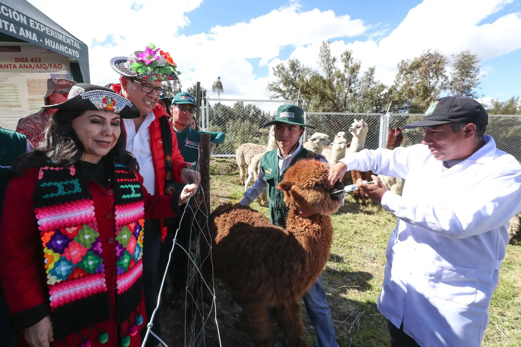Ministro de Defensa José Huerta y la Ministra de la Mujer Gloria Montenegro dan inicio al  lanzamiento del Plan Multisectorial ante Heladas y Friaje 2019 en el centro poblado de Vista Alegre en Huancavelica. Foto: ANDINA/ MINDEF
