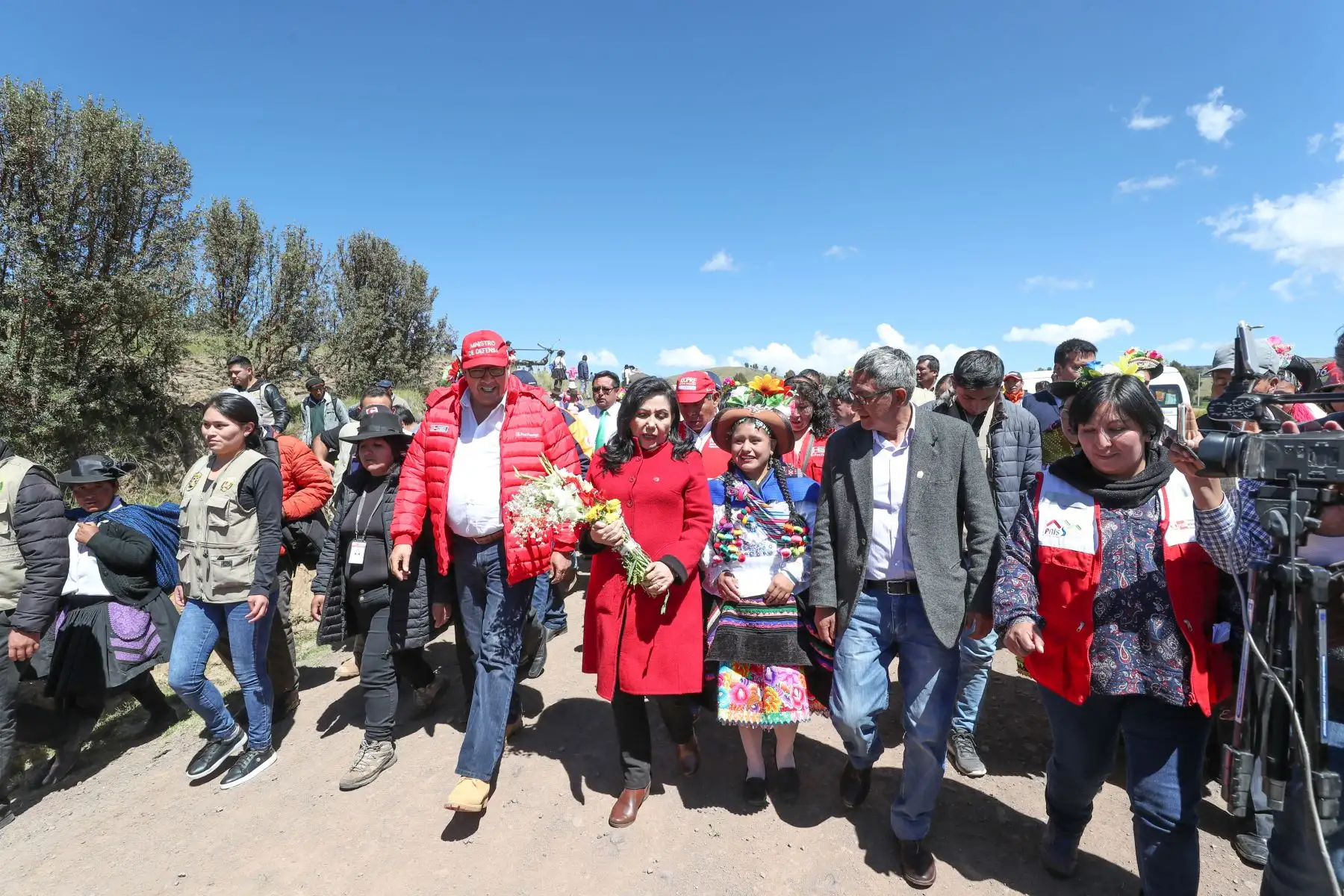 Ministro de Defensa José Huerta y la Ministra de la Mujer Gloria Montenegro dan inicio al  lanzamiento del Plan Multisectorial ante Heladas y Friaje 2019 en el centro poblado de Vista Alegre en Huancavelica. Foto: ANDINA/ MINDEF