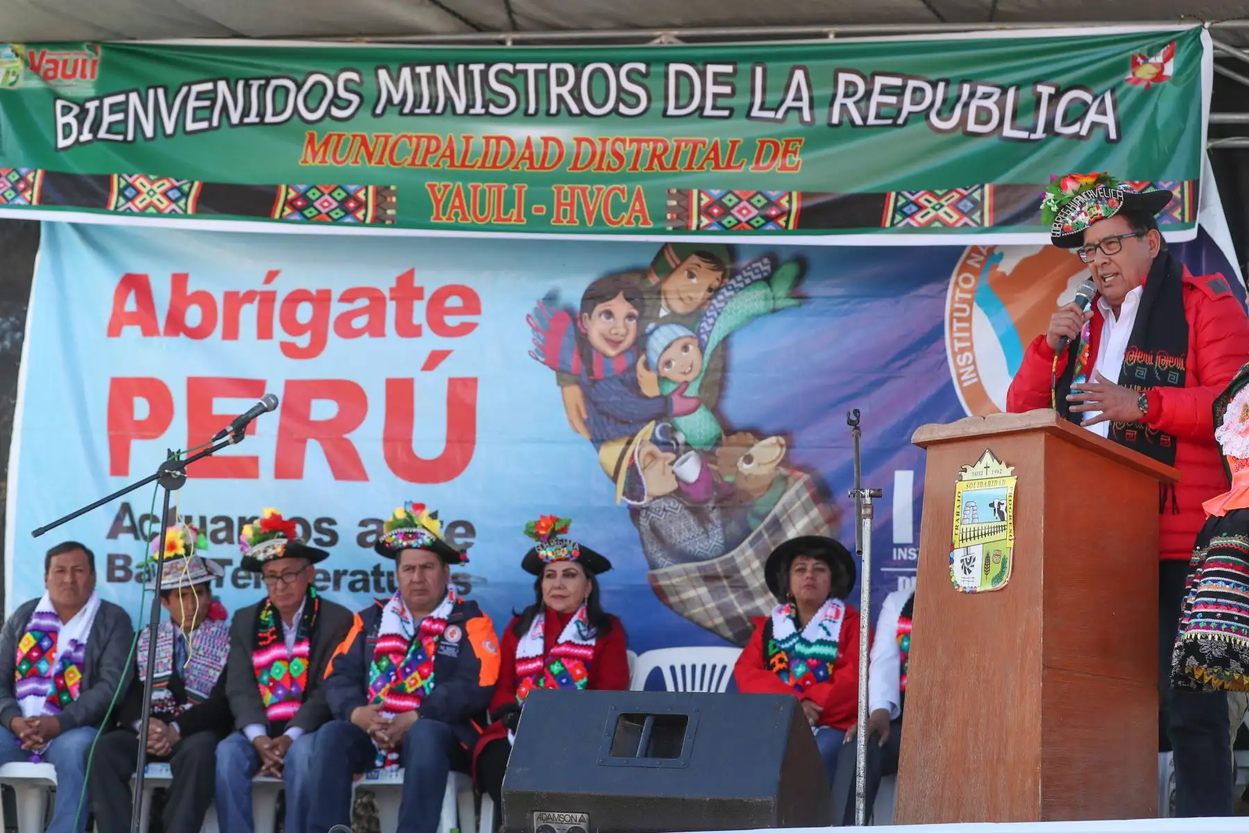 Ministro de Defensa José Huerta y la Ministra de la Mujer Gloria Montenegro dan inicio al  lanzamiento del Plan Multisectorial ante Heladas y Friaje 2019 en el centro poblado de Vista Alegre en Huancavelica. Foto: ANDINA/ MINDEF