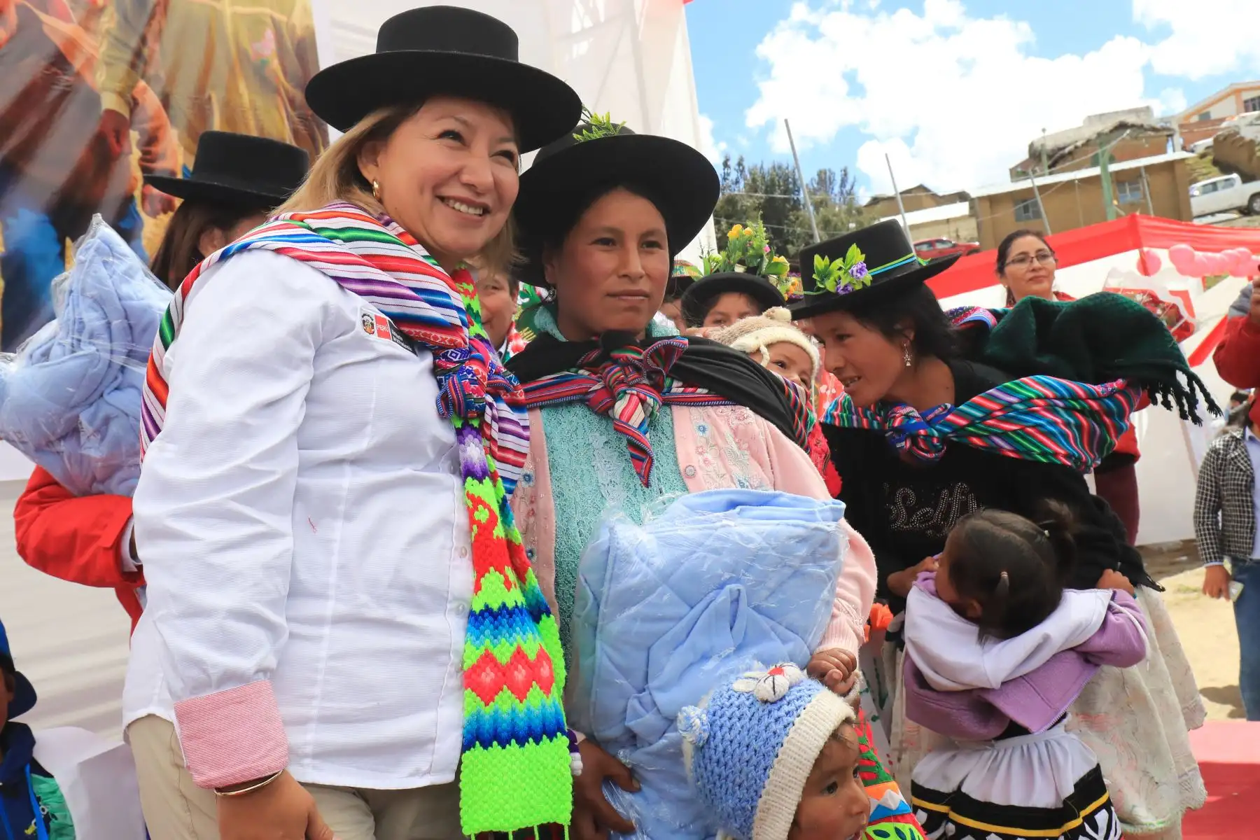 Titulares del Midis y Produce, Paola Bustamante y Rocío Barrios lanzaron Plan Multisectorial 2019-2021 en Purus, Ayacucho.

Foto: ANDINA/Juan Carlos Guzmán Negrini.