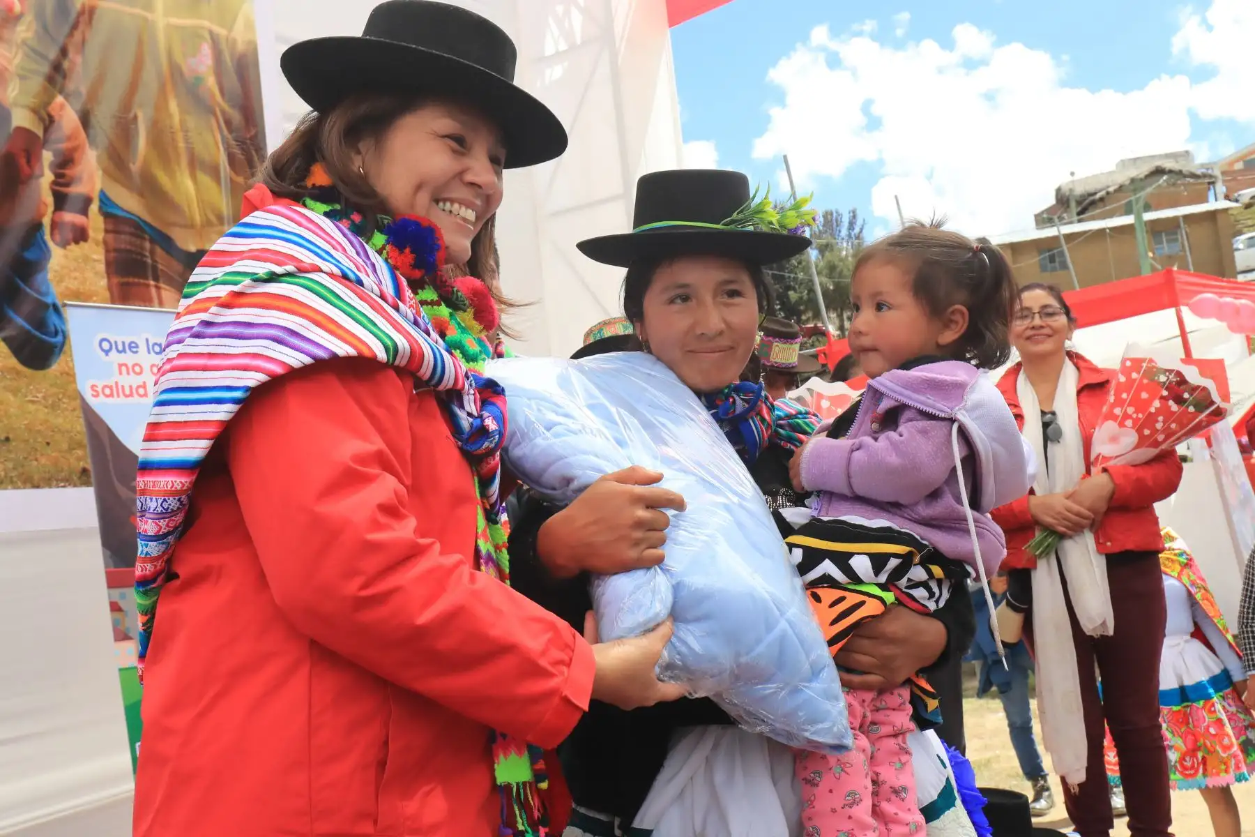 Titulares del Midis y Produce, Paola Bustamante y Rocío Barrios lanzaron Plan Multisectorial 2019-2021 en Purus, Ayacucho.

Foto: ANDINA/Juan Carlos Guzmán Negrini.