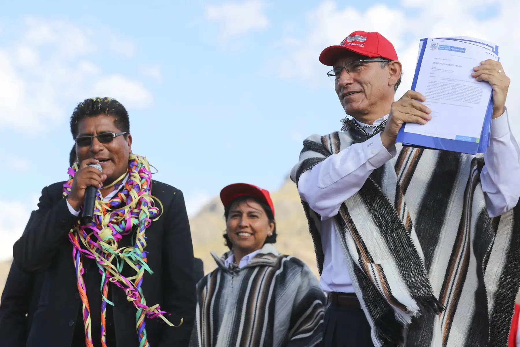 El presidente Martin Vizcarra junto al gobernador regional de Puno, Walter Aduviri, visitaron el terreno donde se construirá el futuro Hospital Regional de Puno. Foto: ANDINA/ Prensa Presidencia